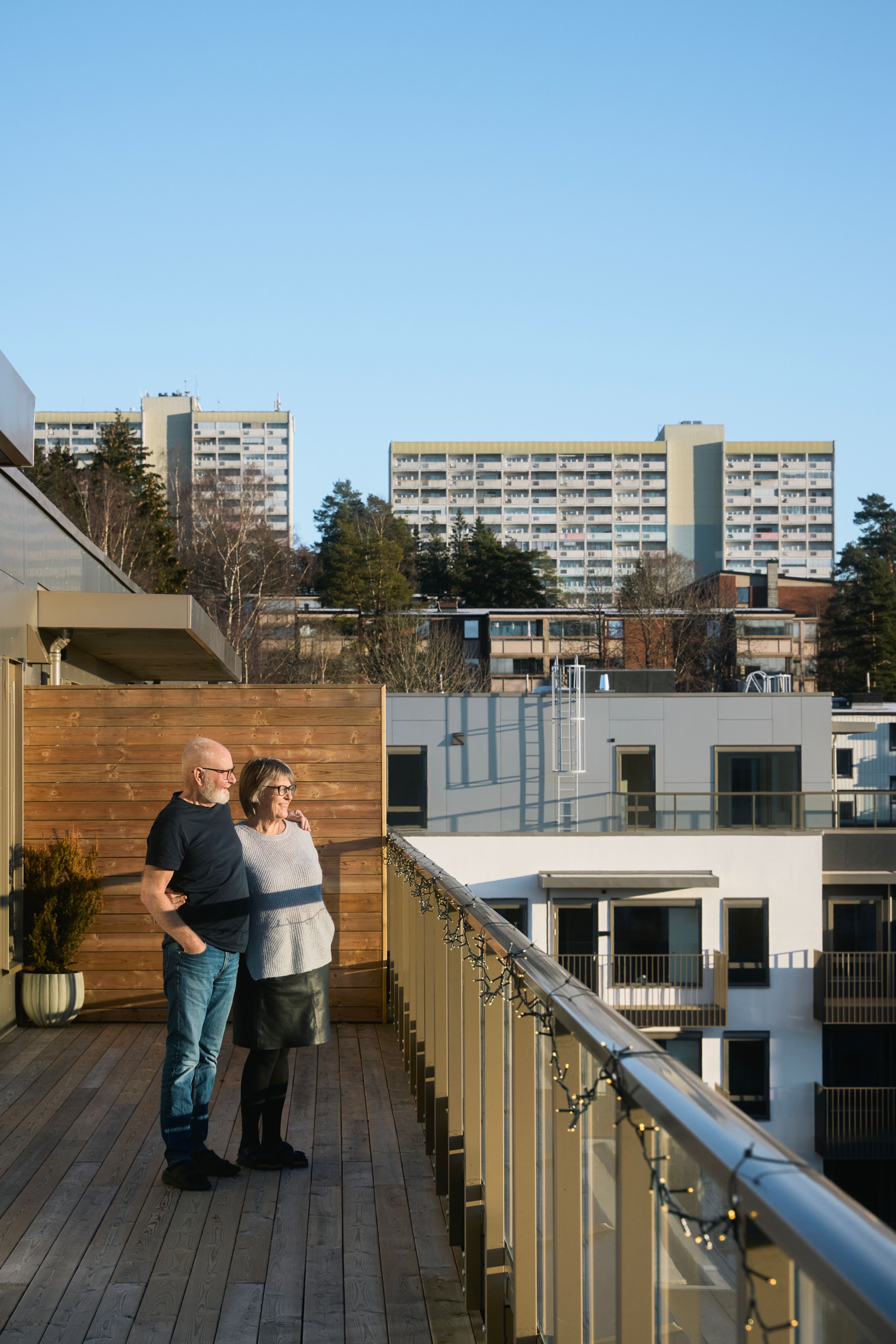 Frank og Ellinor holder rundt hverandre og ser utover MIDT fra takterrassen