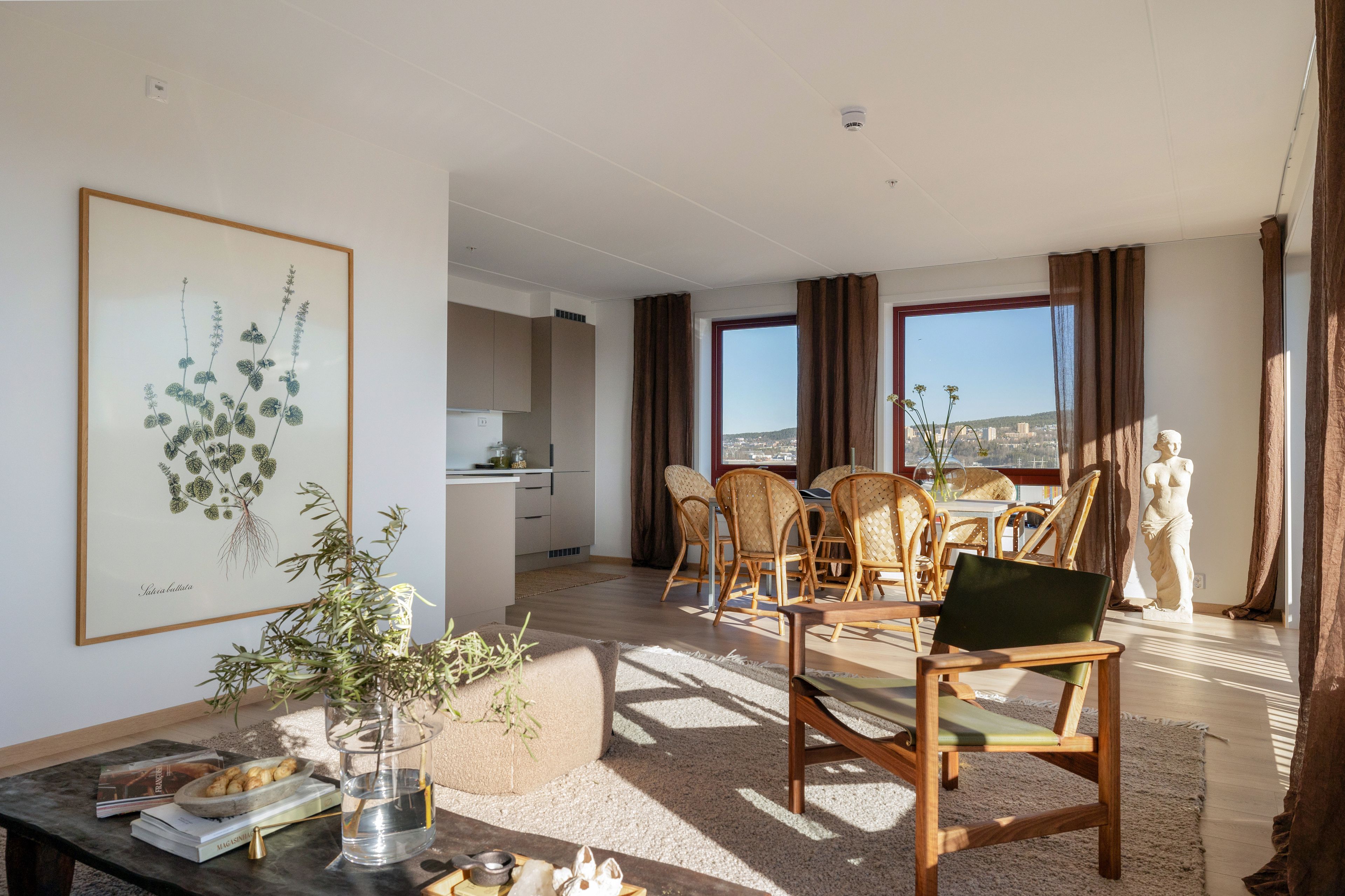 Bilde av en stuekrok med spiseplass og hjørnekjøkken i en leilighet i boligprosjektet Ulvenkroken