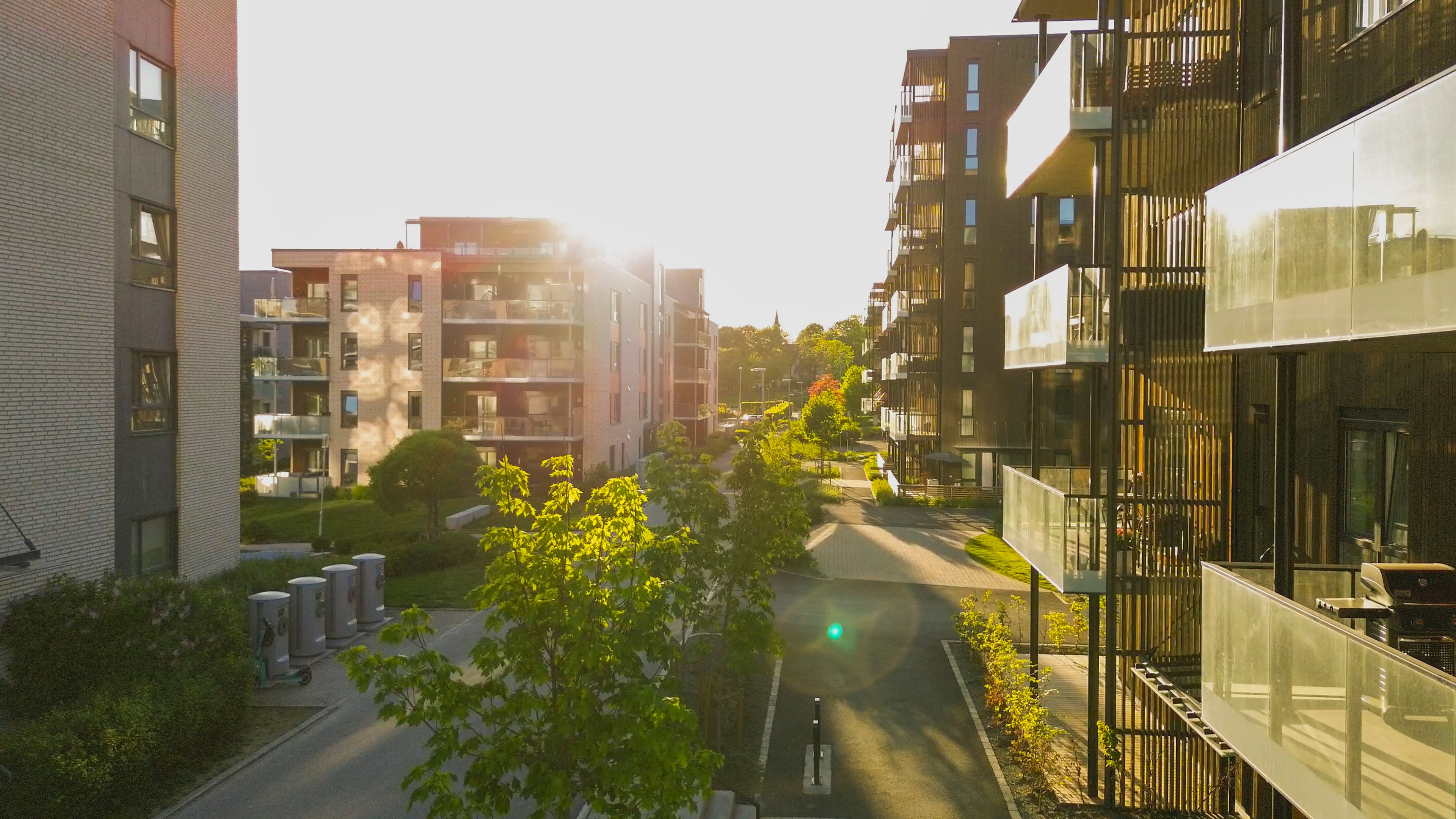 Foto av leilighetsbygg med utearealer