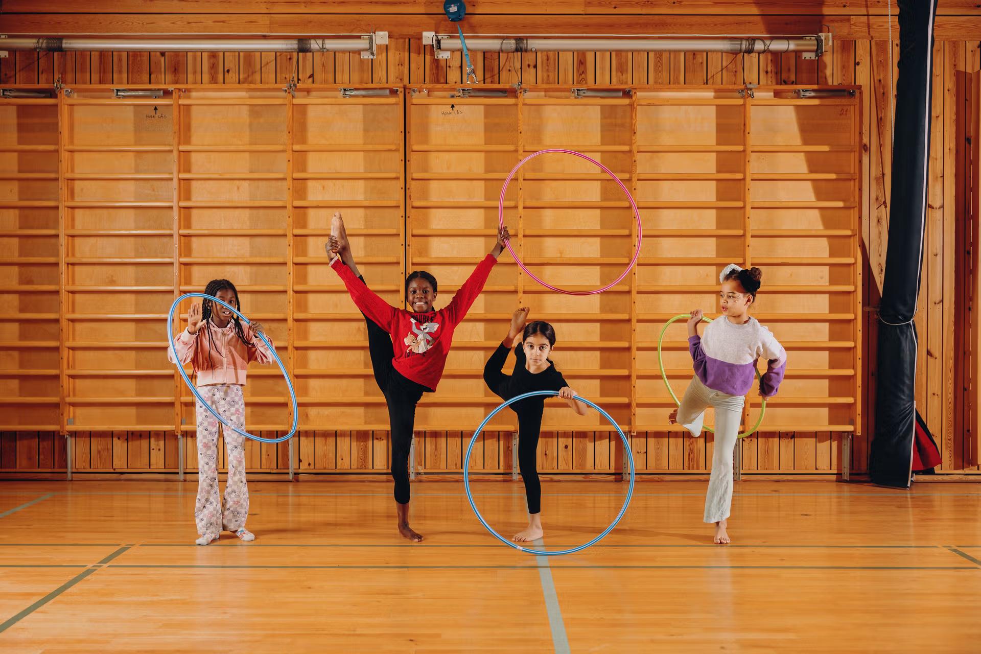 Barn i gymsal