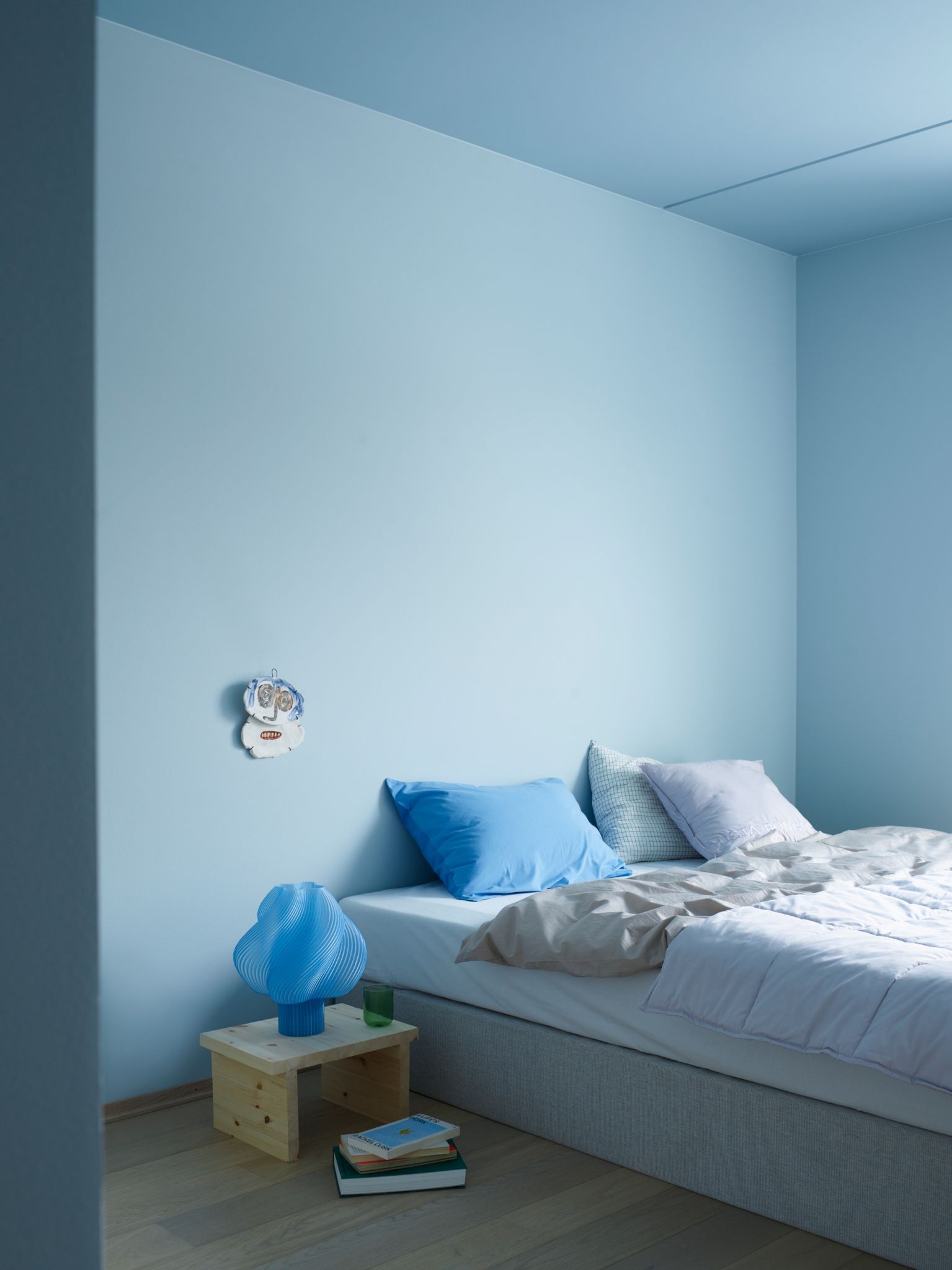 Foto av et nymalt blått soverom.