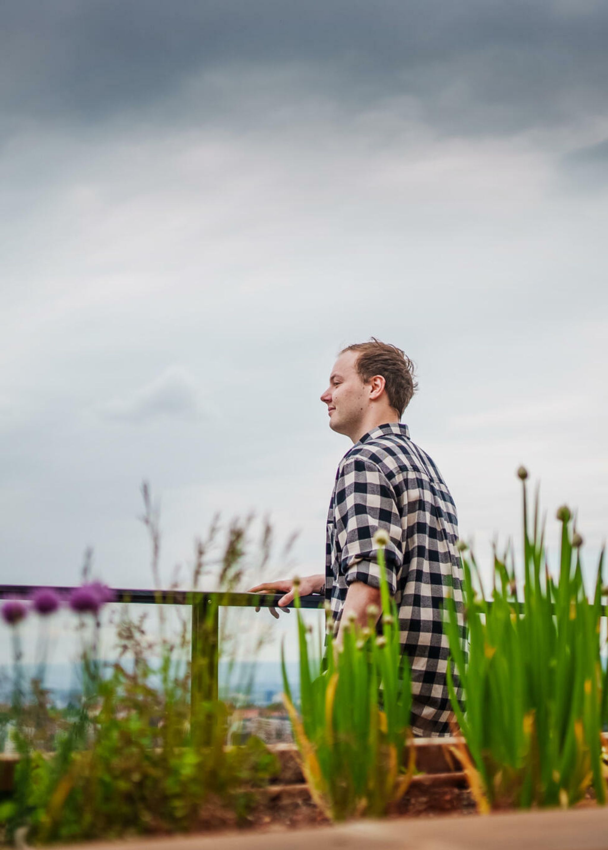 Fotografi av Sander blant plantene på Ulven.