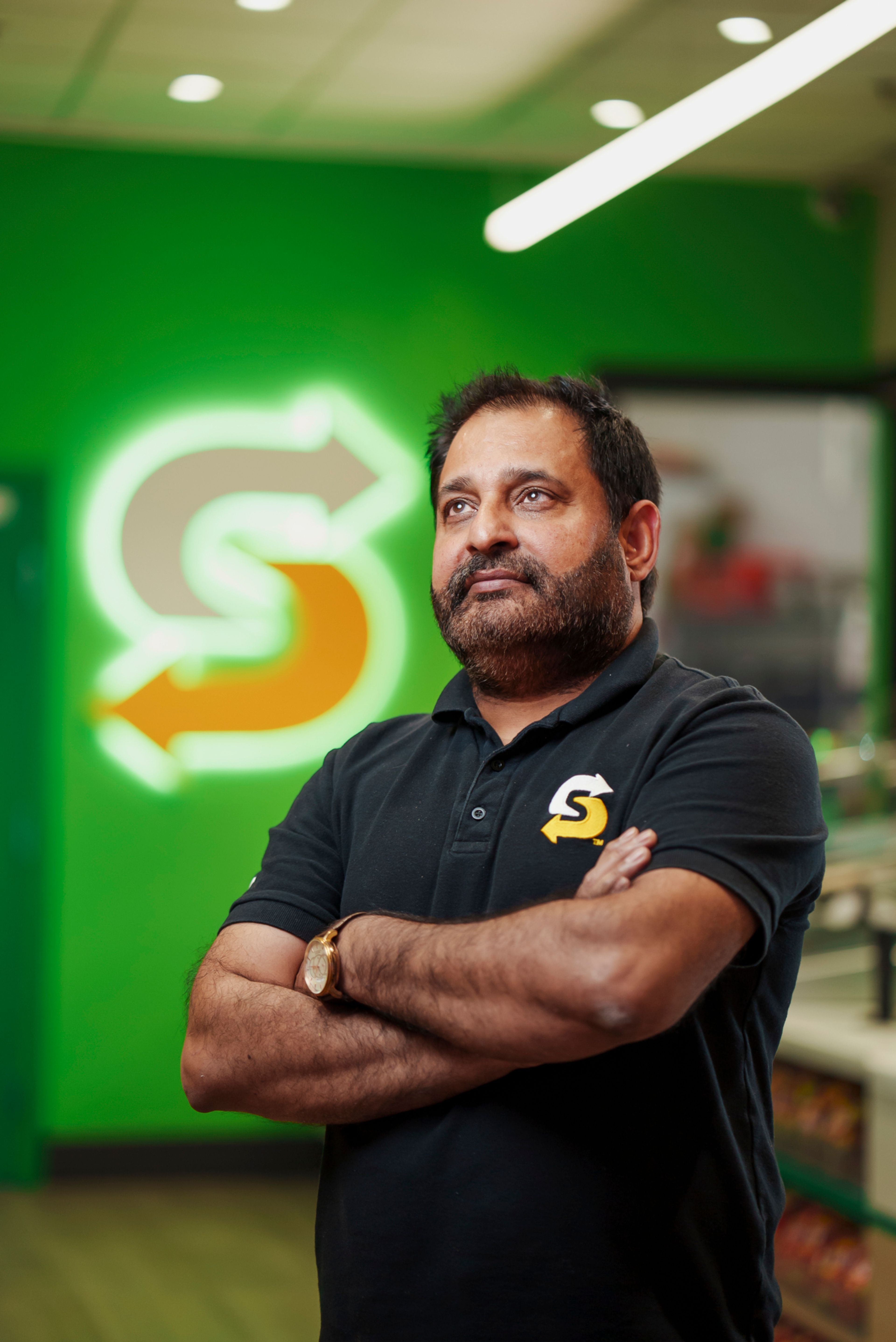 Iftikhar Malik inne i Subway-restauranten sin.