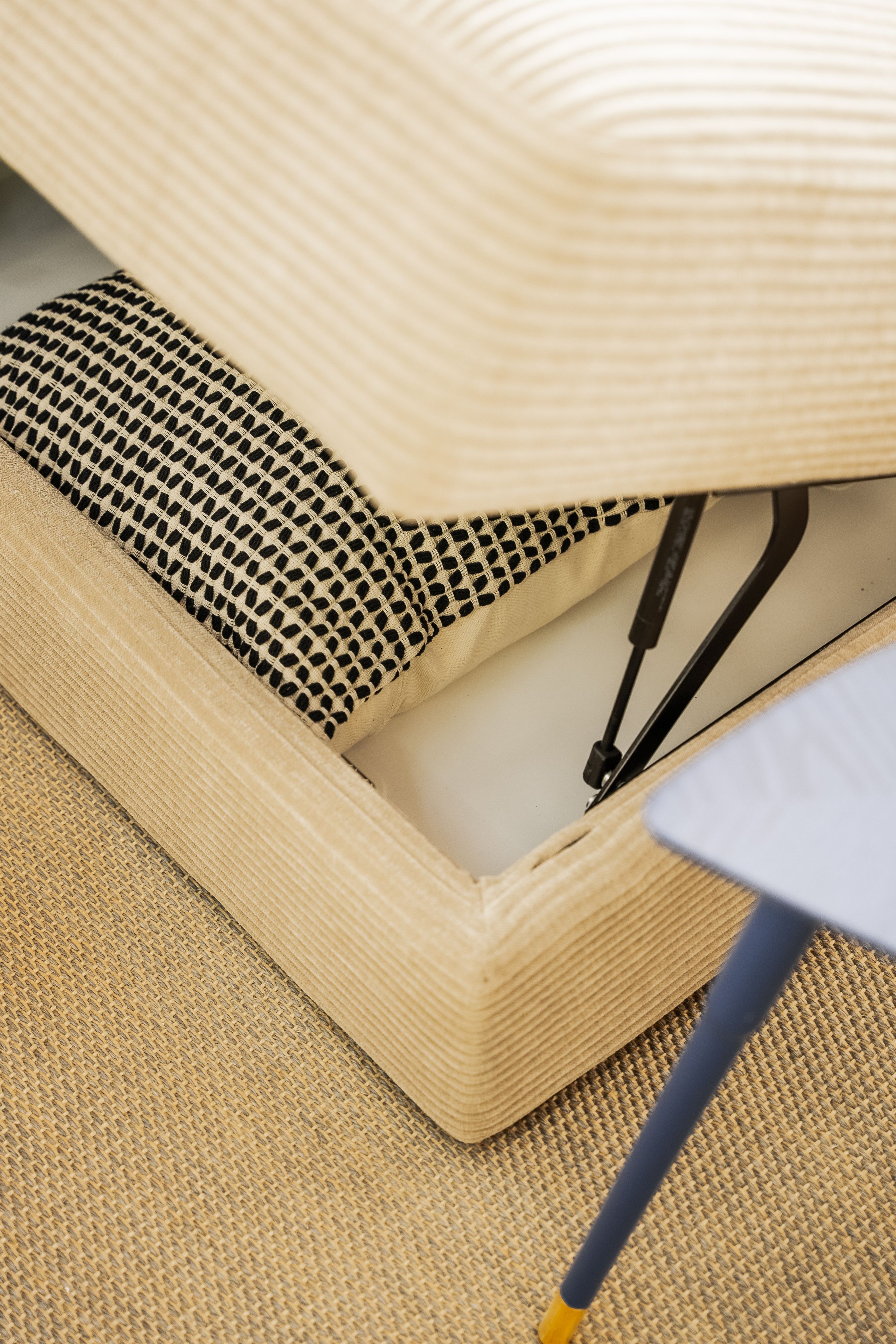 Smart oppbevaringsrom i sofaen.