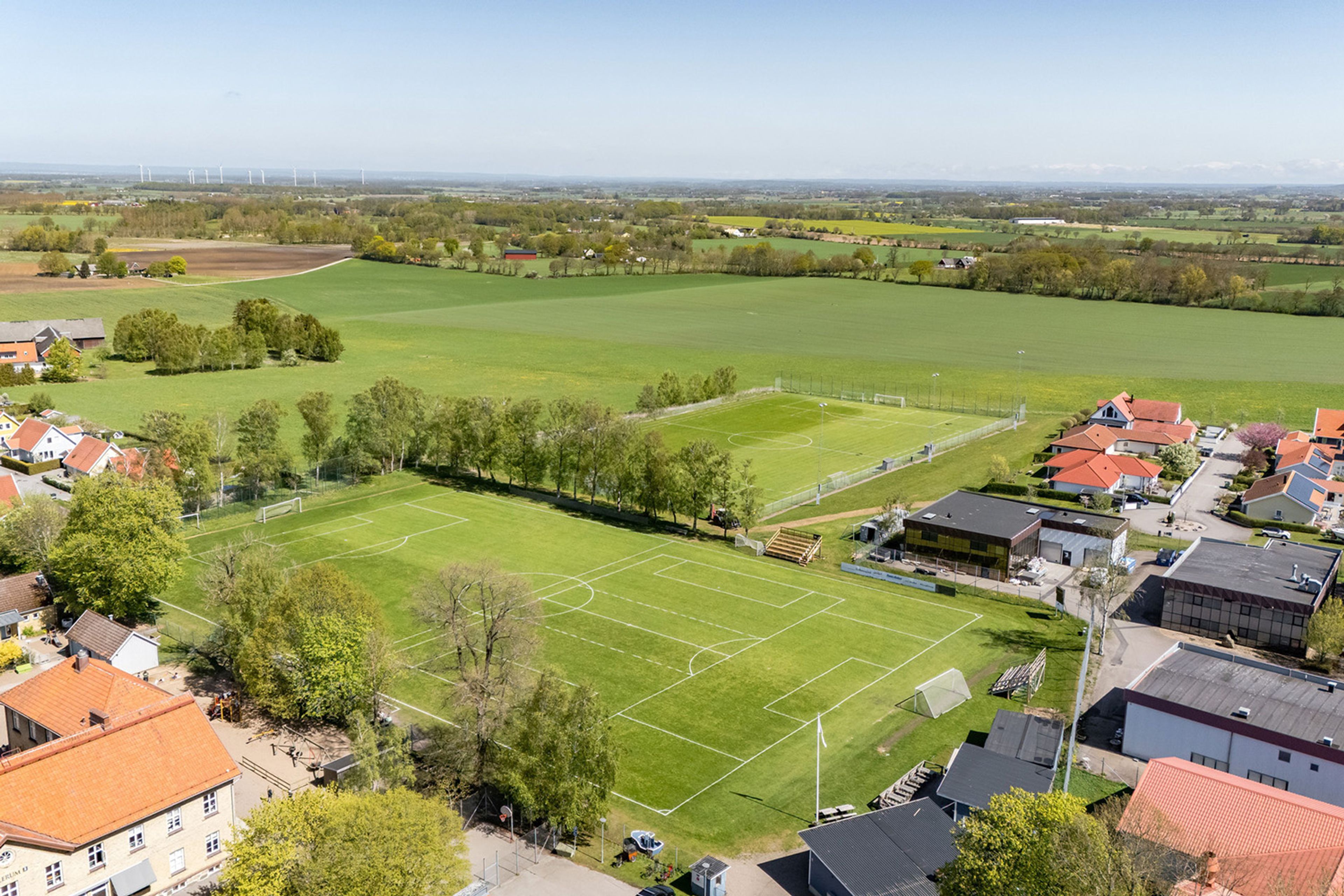 Flygfoto över fotbollsplan och skolområde i Allerum