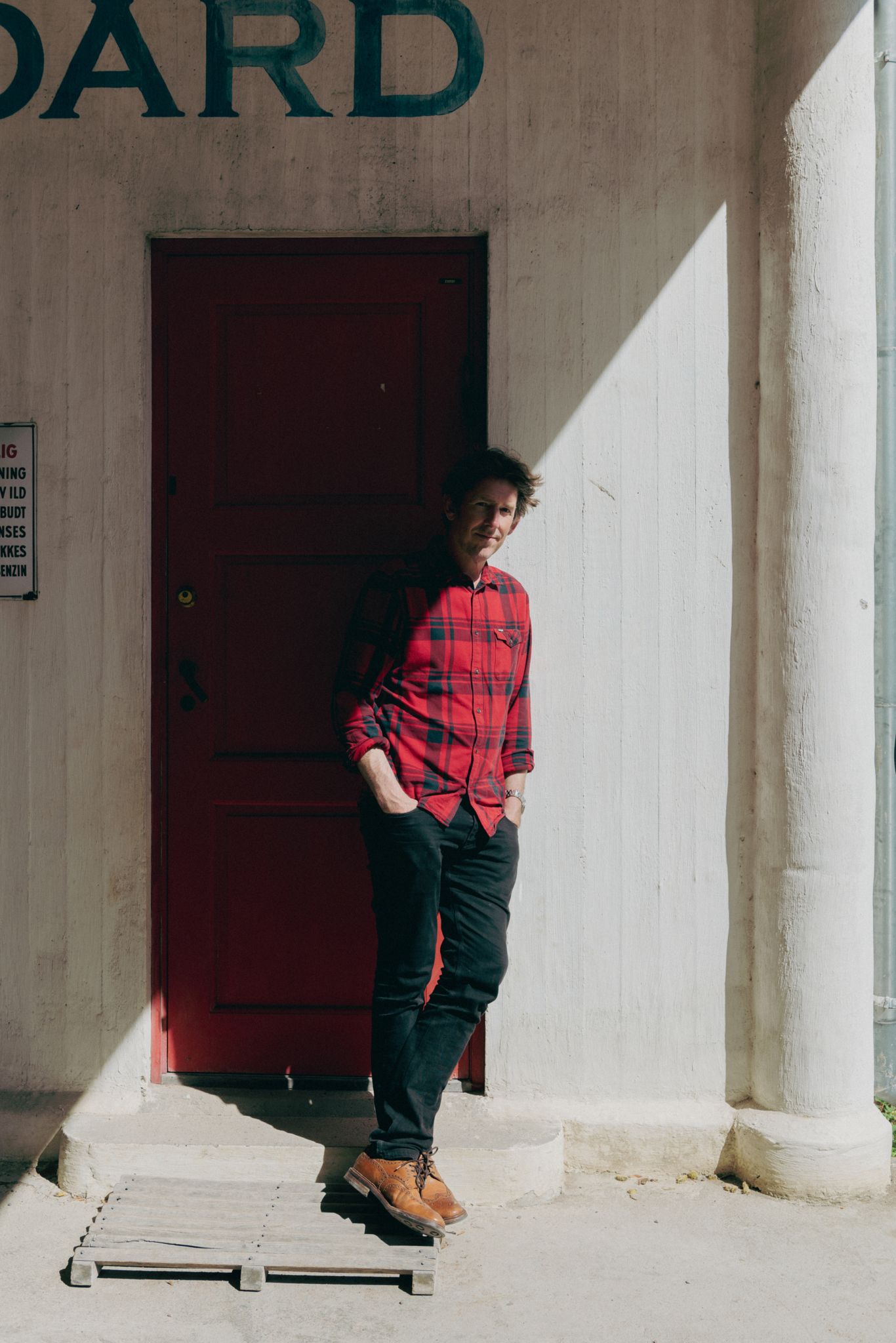 Odd Nordstoga ved en hvit vegg på Norsk folkemuseum