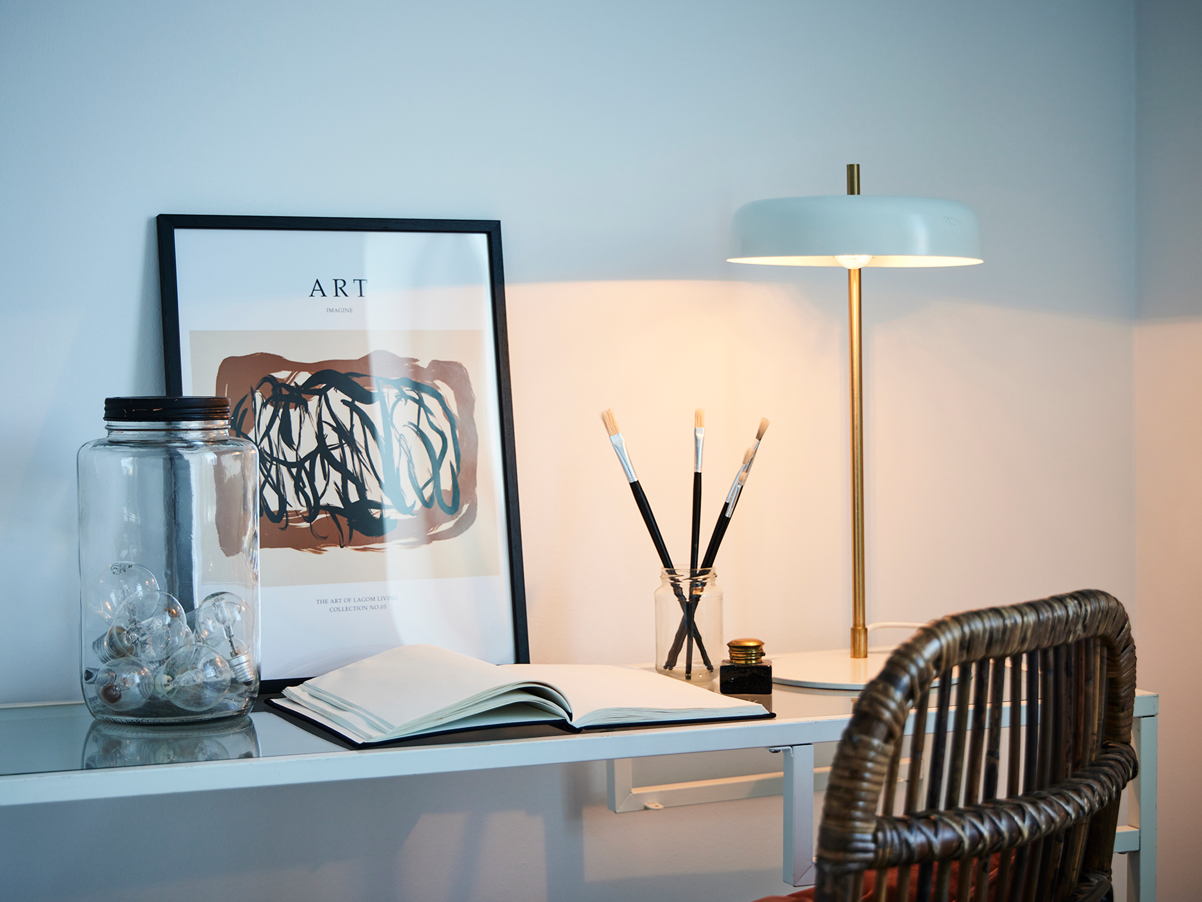 Illustration: Arbetshörna med skrivbord.