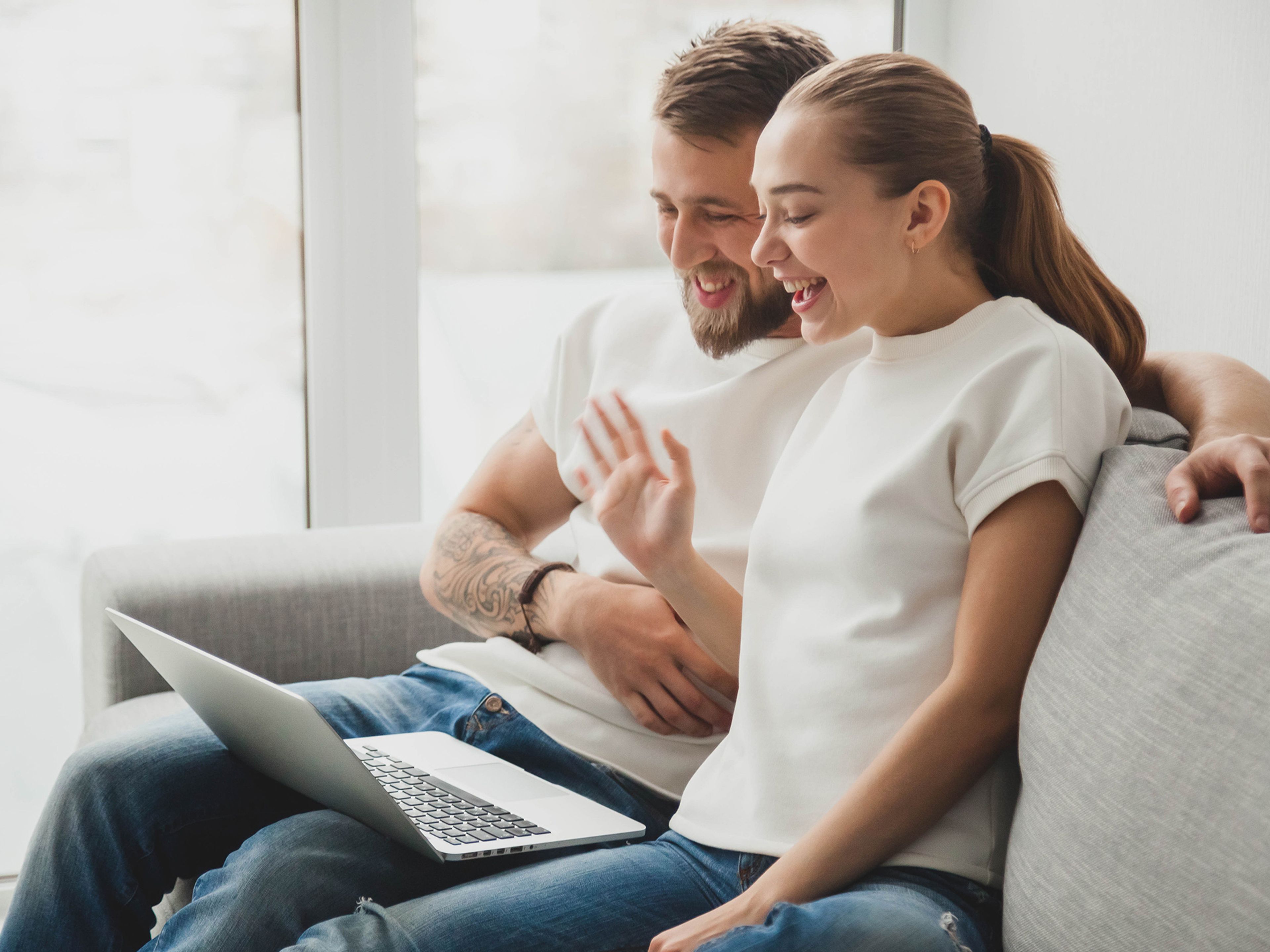 En tjej och en kille tittar på en dator