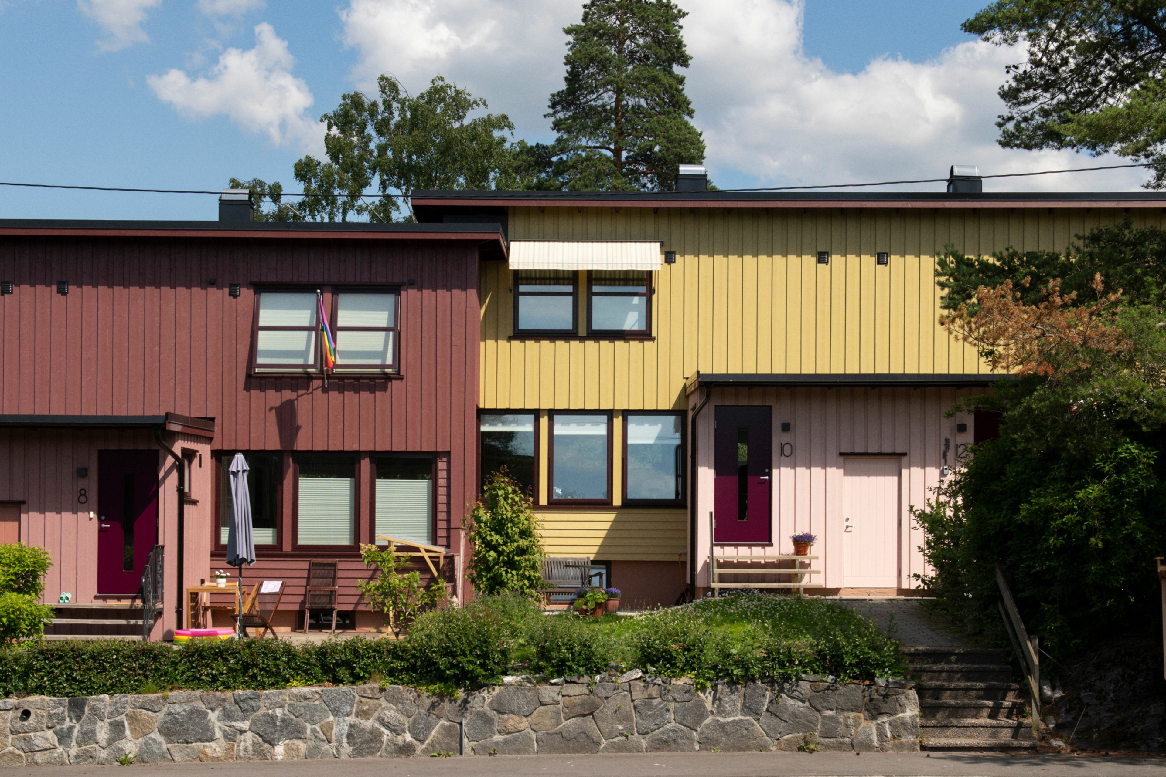 Rekkehusene i Beverdalen Borettslag har fått nye farger. Her er et hus brun-rosa og et gult og rosa.