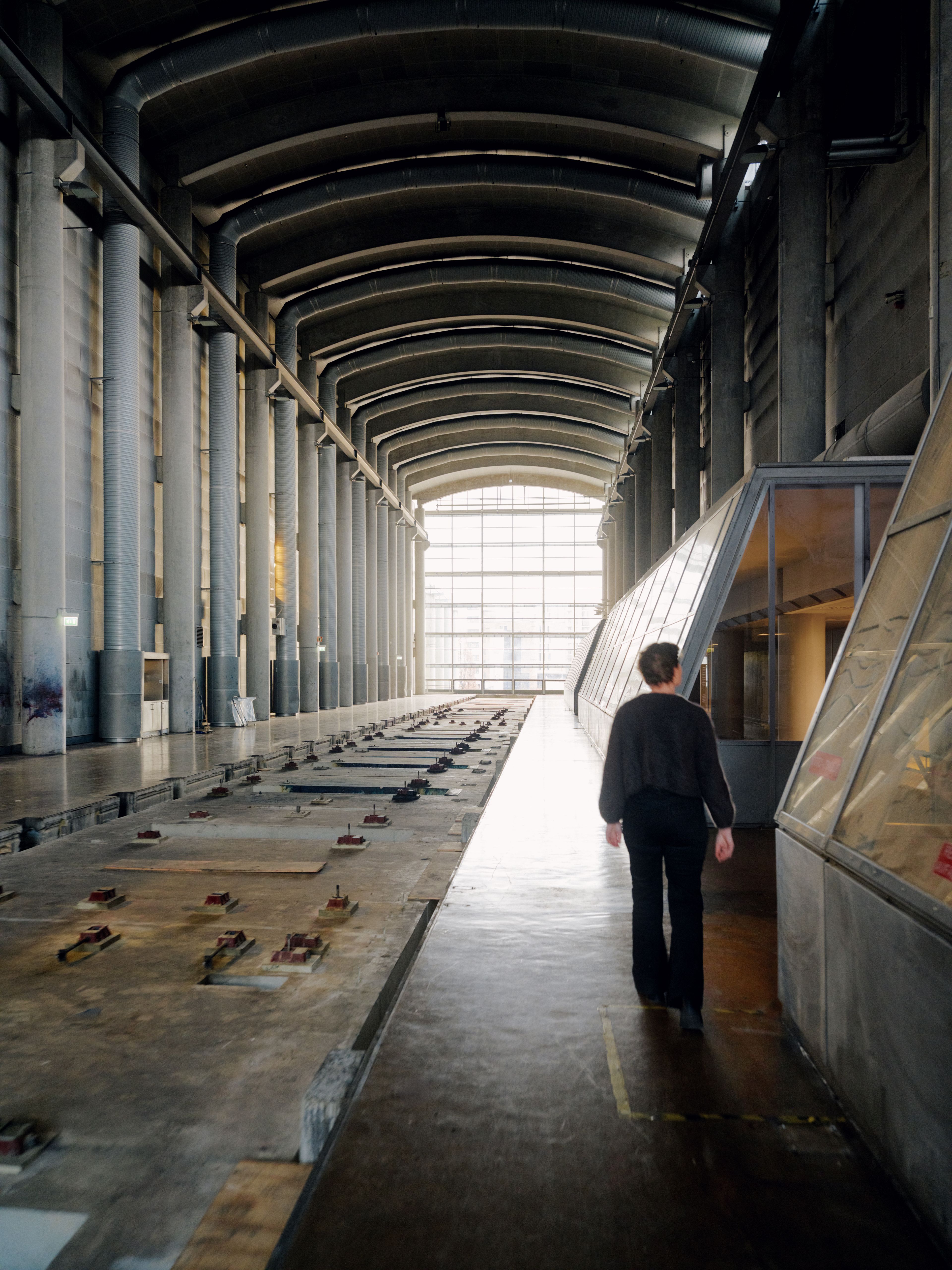 Birgitte Molstad, miljødirektør i OBOS, går rundt inne på Trykkeriet i Nydalen.