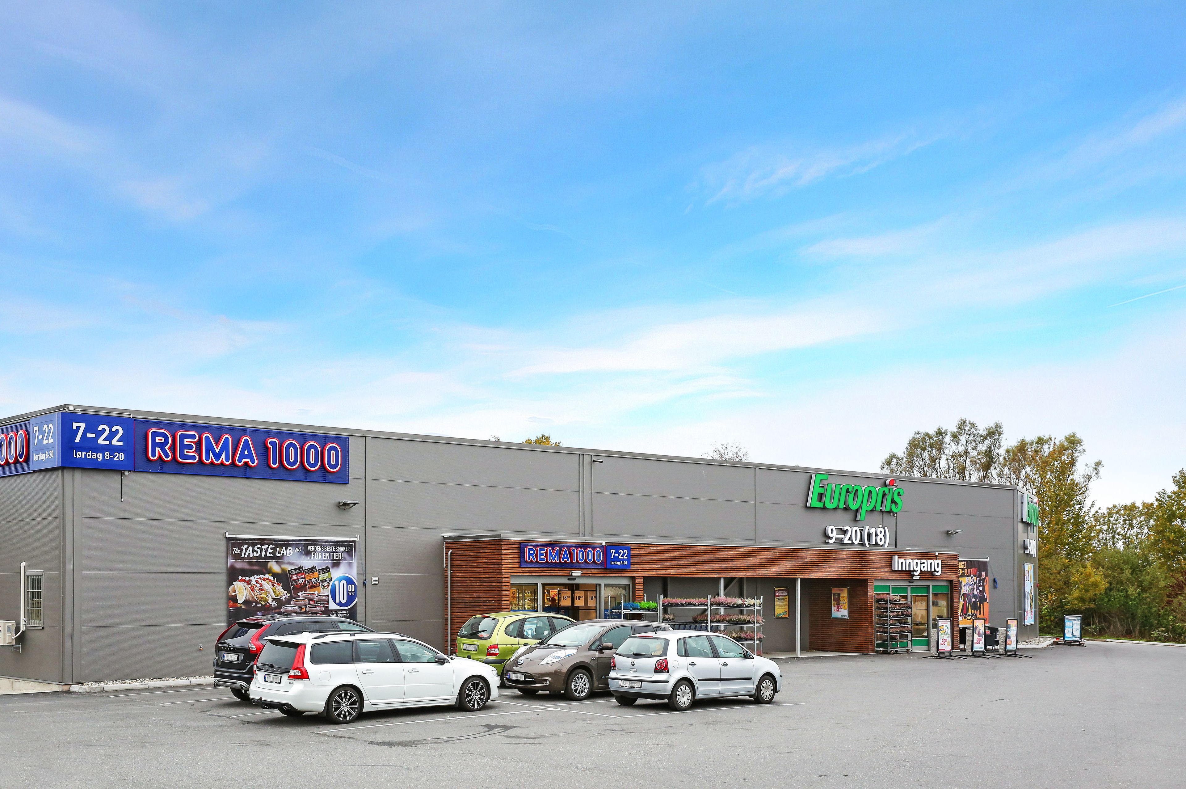 Bilde av nærbutikkene ved Furukrona, med parkering utenfor inngangspartiet.