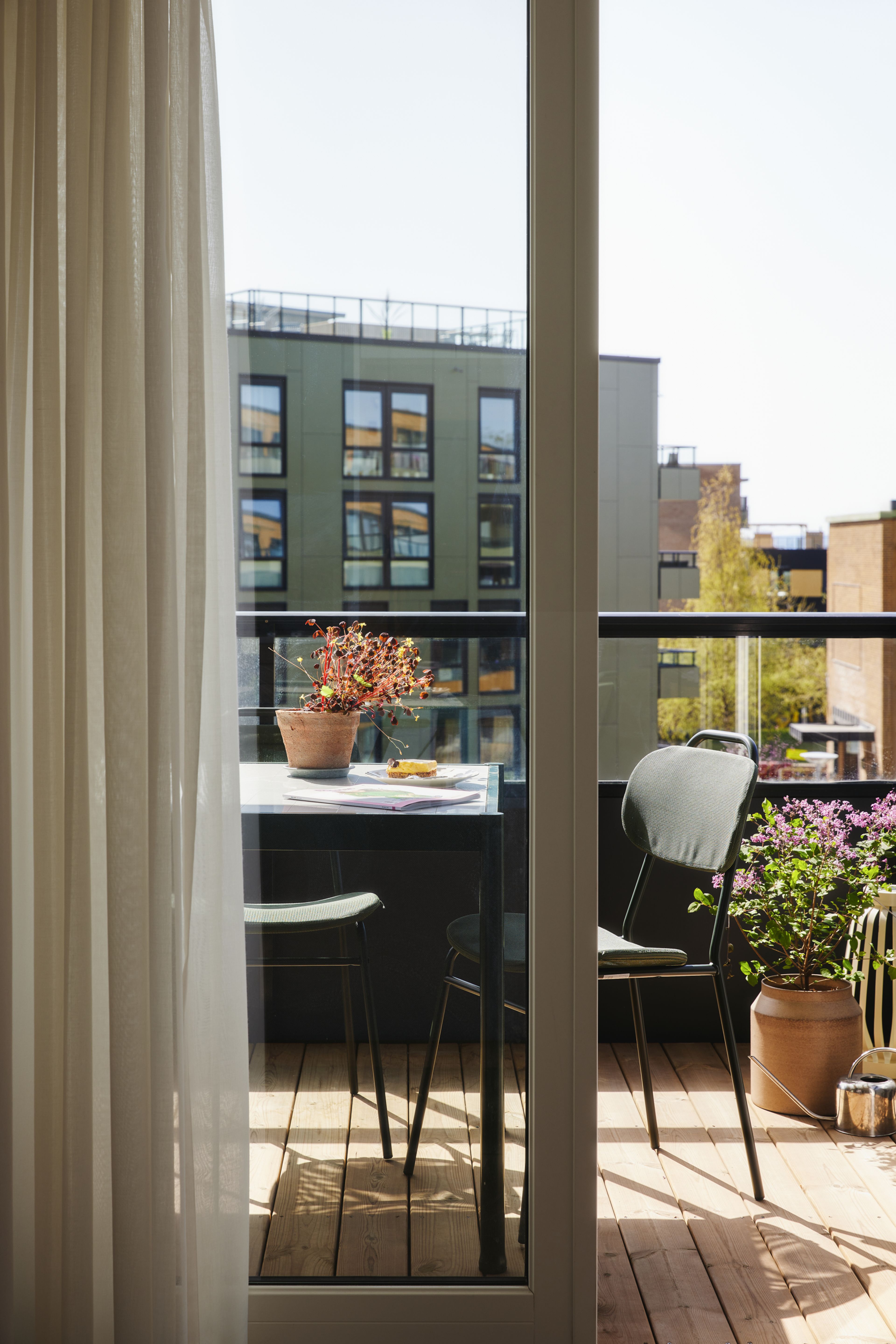 Oversiktsbilde av en balkong som bader i sola