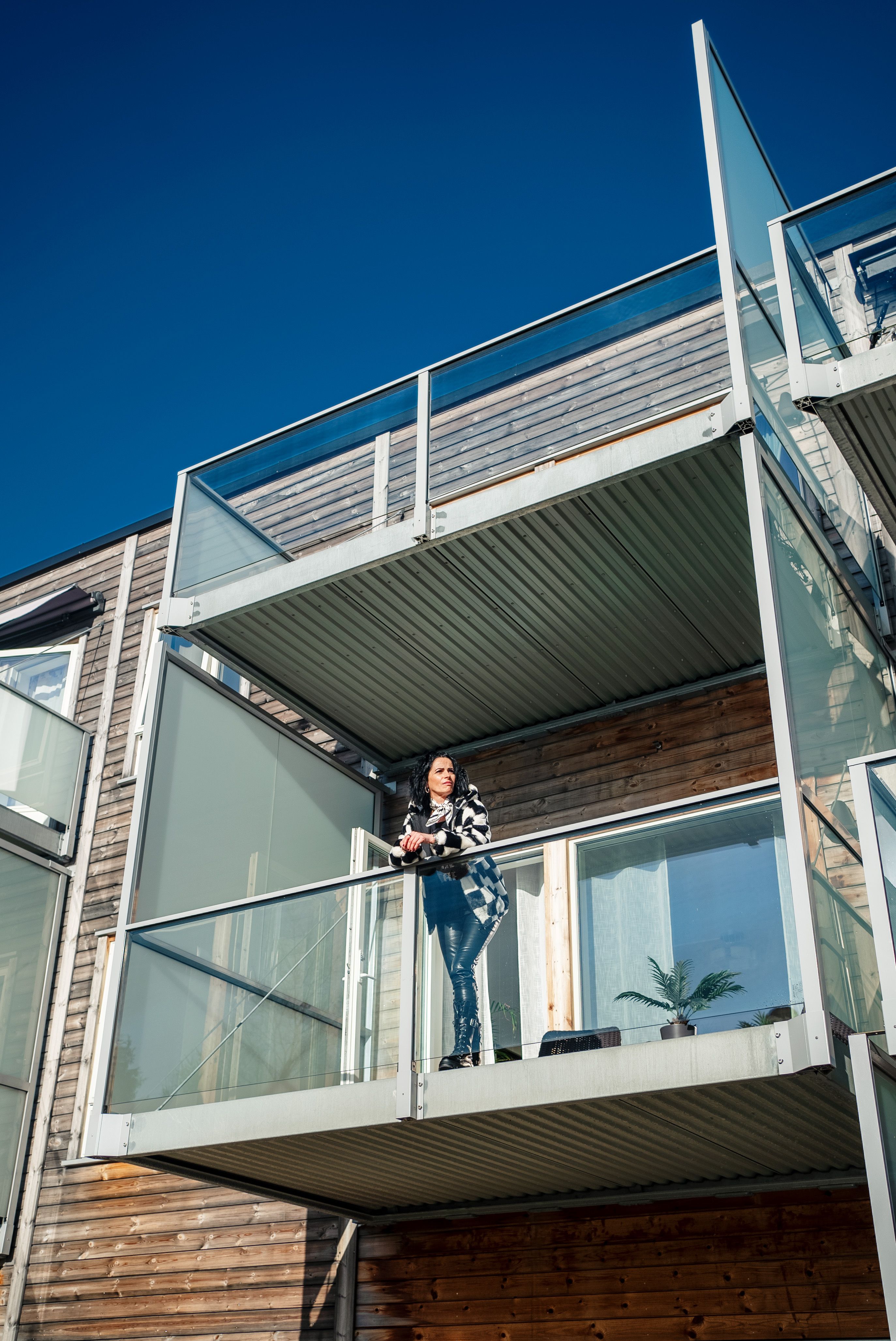 Mihaela står på en balkong og nyter utsikten.