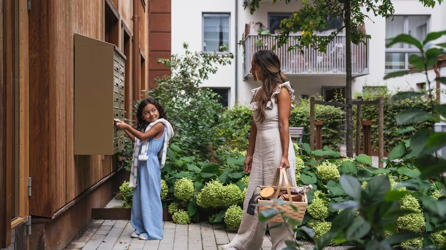 Kontakta oss på OBOS - famlij hämtar post i flerfamiljshus