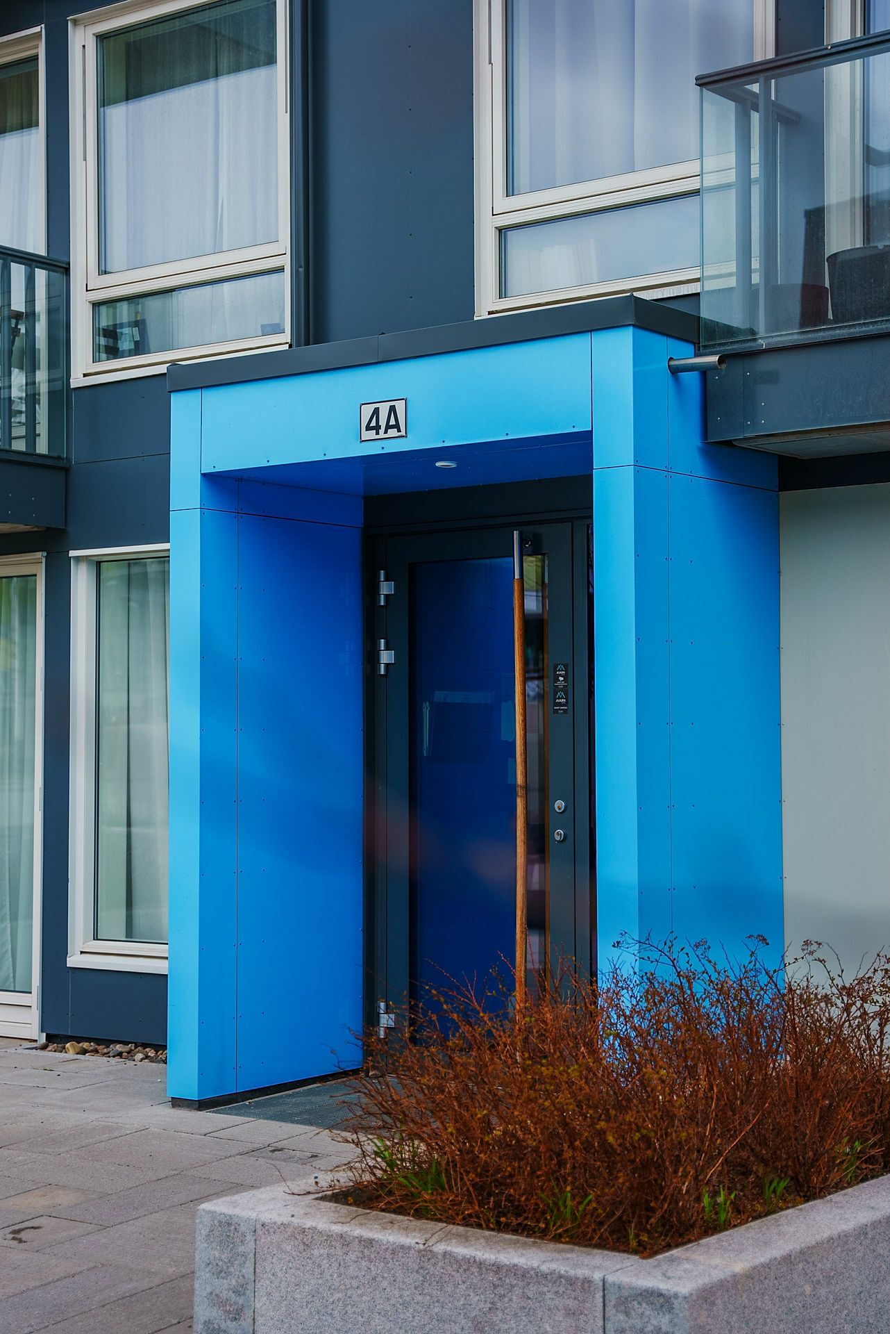 Bilde av et inngangsparti med blå farge