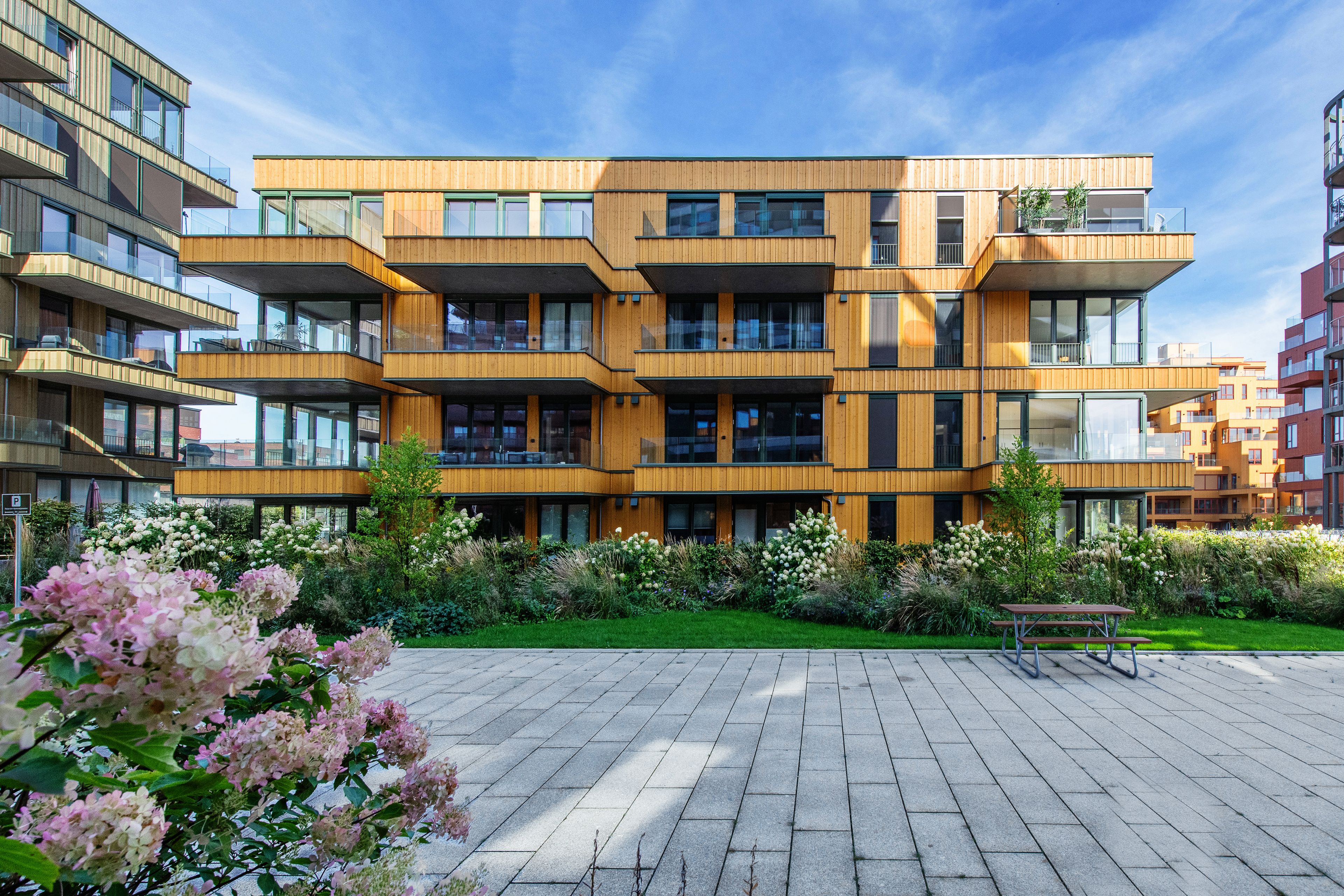 Fasaden til Magasinparken om sommeren med grønn beplantning.