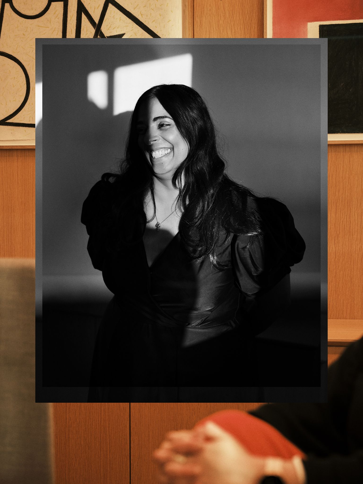 Et svart/hvitt foto av Lubna som smiler.