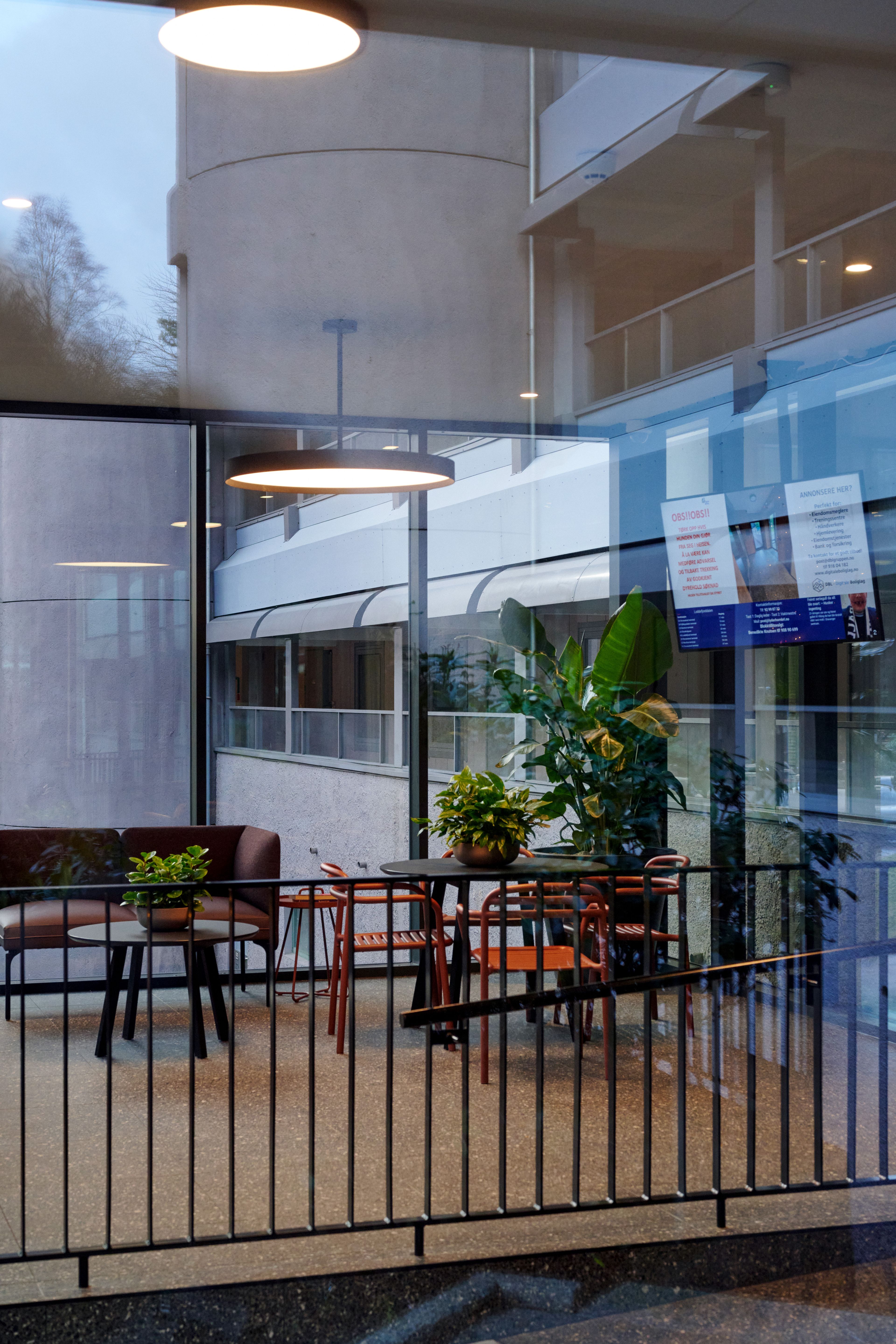 Sosial sone med sittegrupper i inngangspartiet i Lyderhorn borettslag.