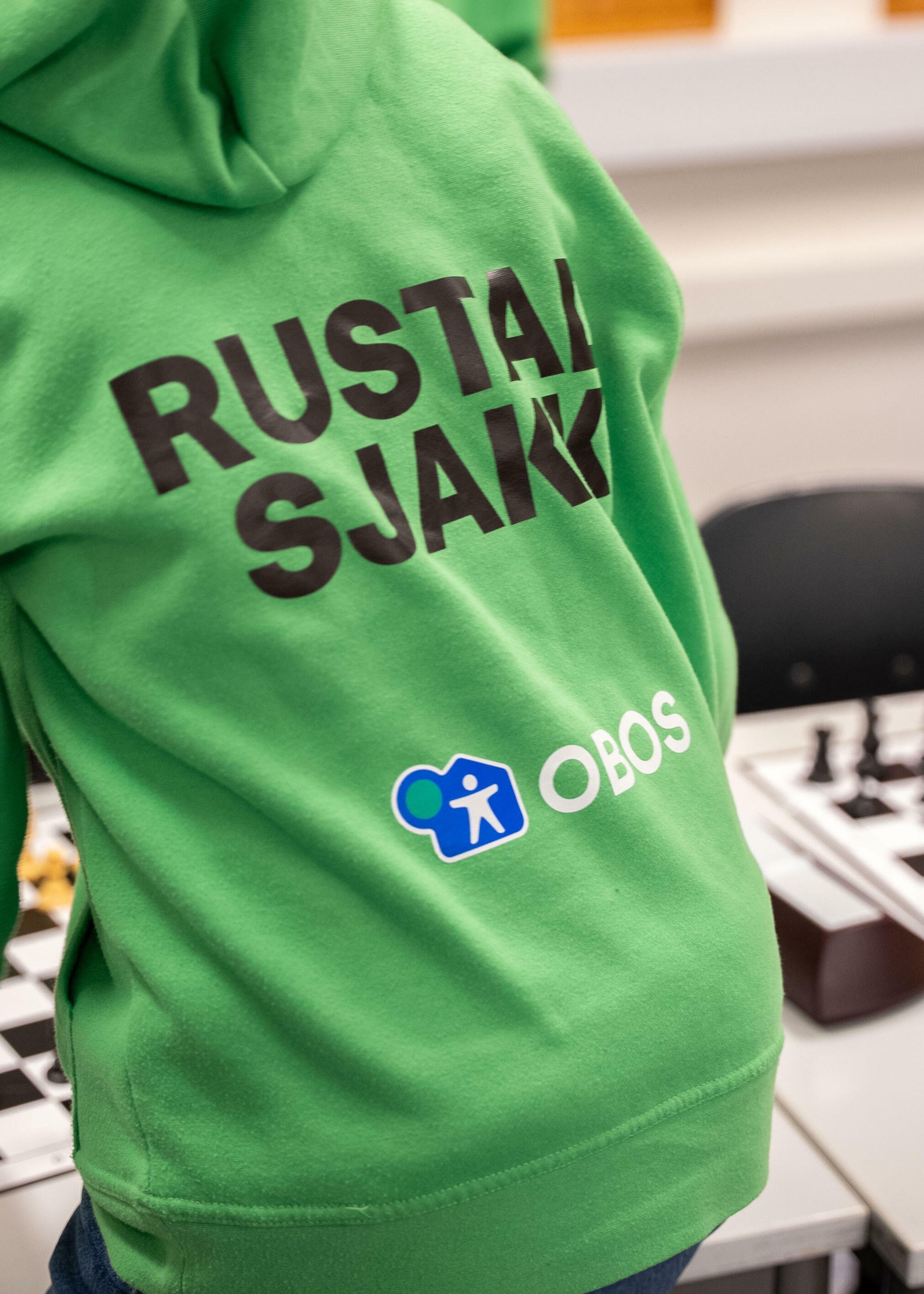 Bilde av den grønne klubbgenseren med OBOS-logo på ryggen.