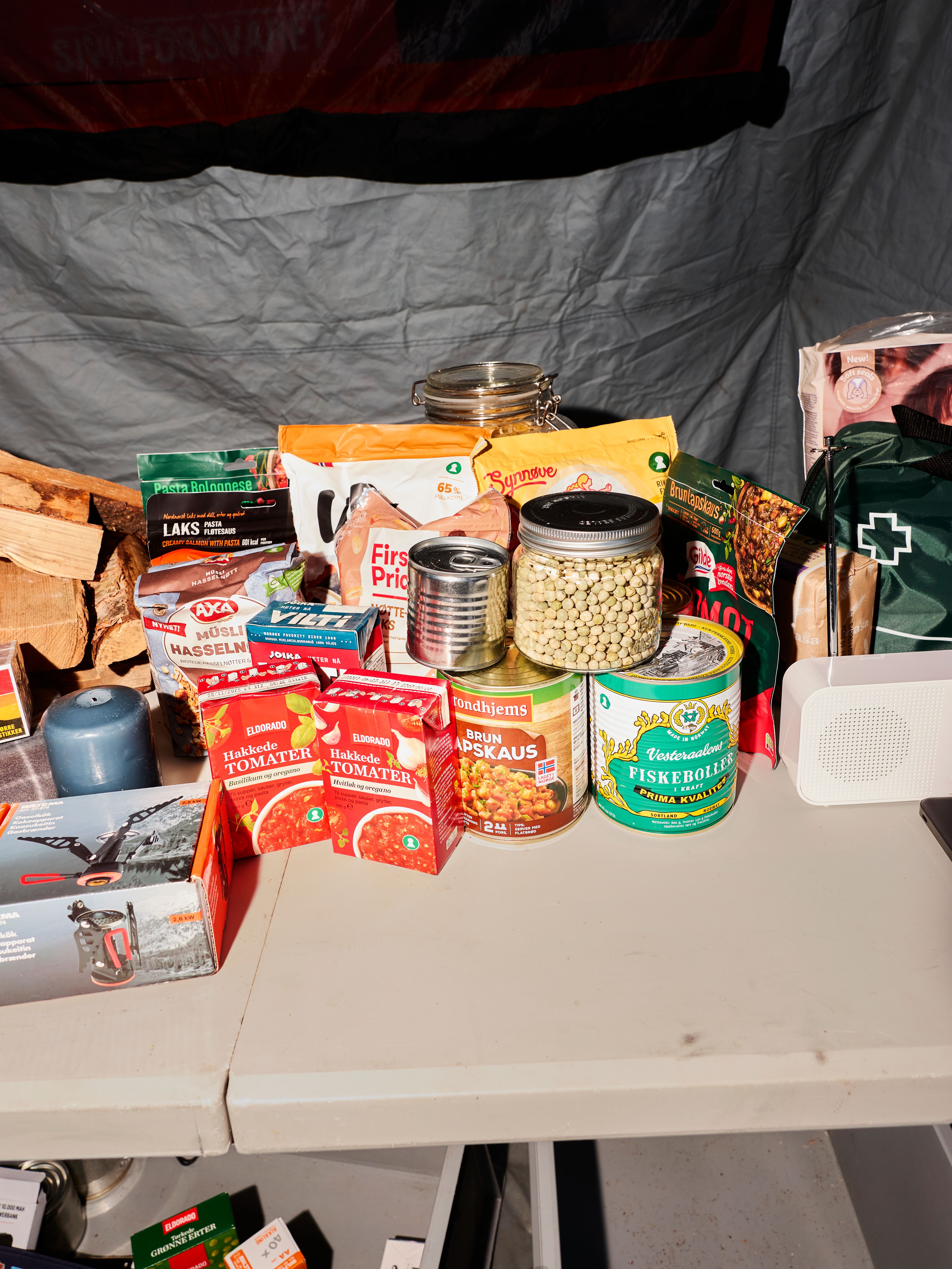 Bilde av hermetikk og annet nødvendig utstyr i et beredskapslager.