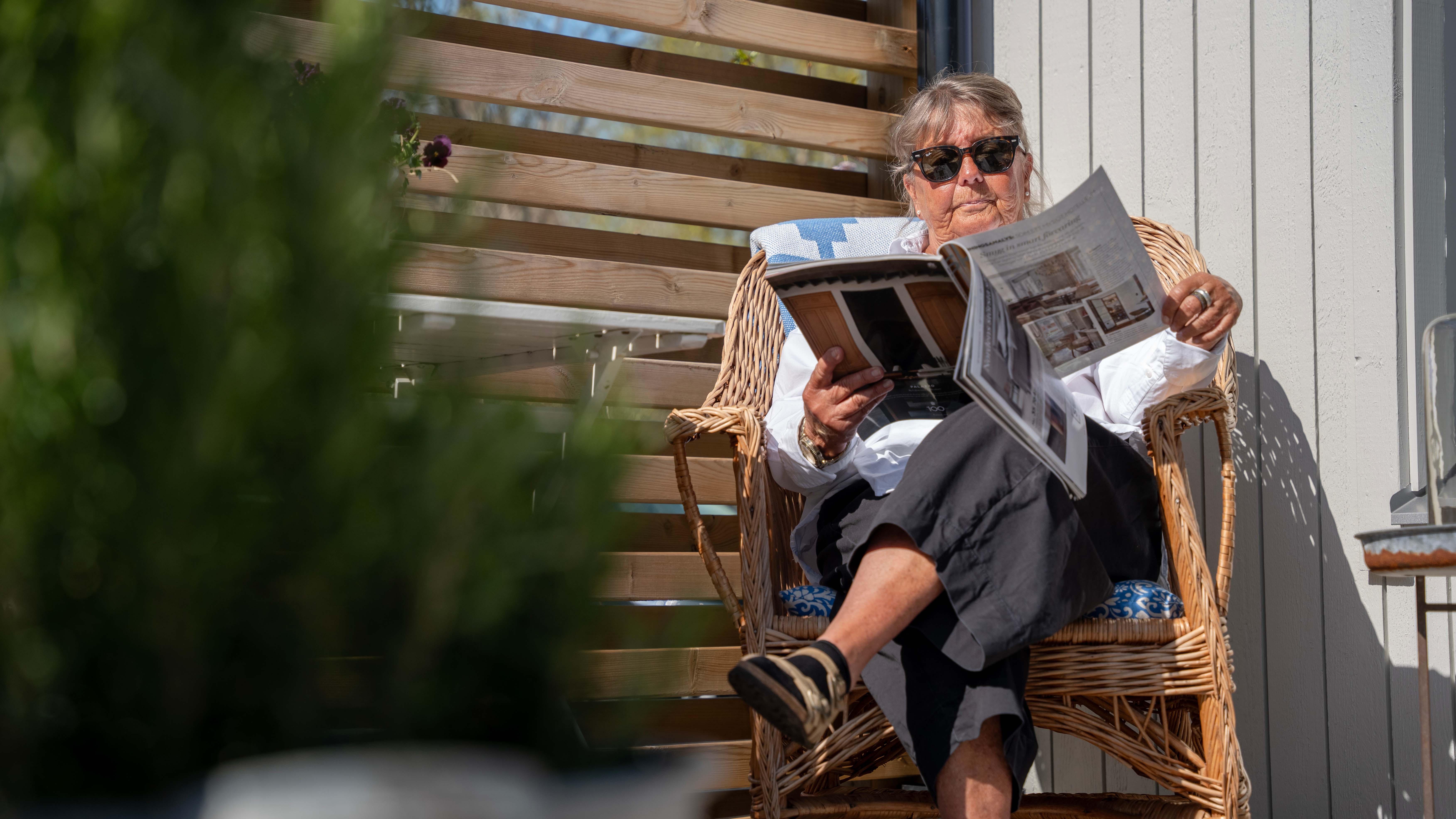 kvinna sitter och läser