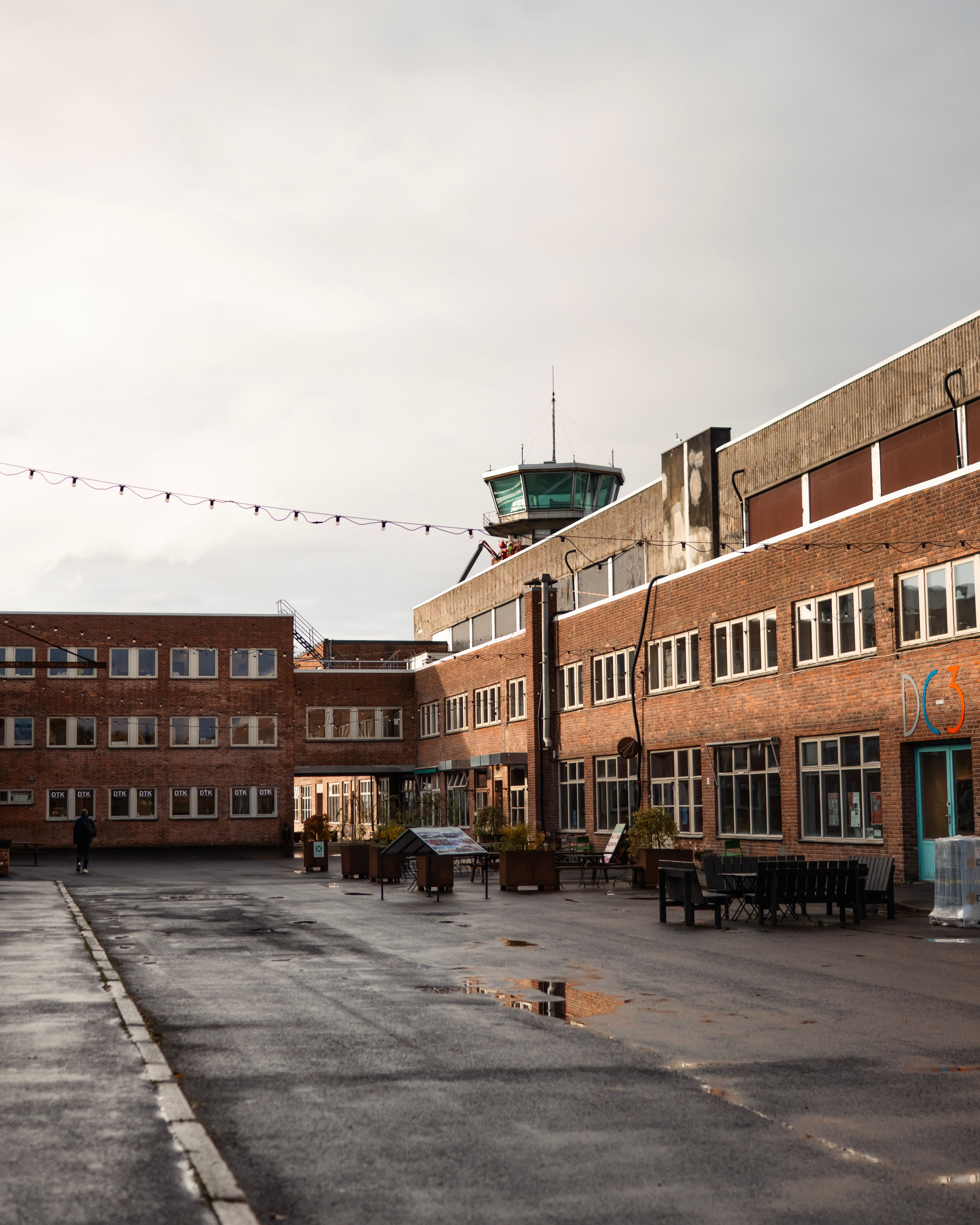 Rundt det historiske flytårnet ligger det flere gallerier og kulturscener.