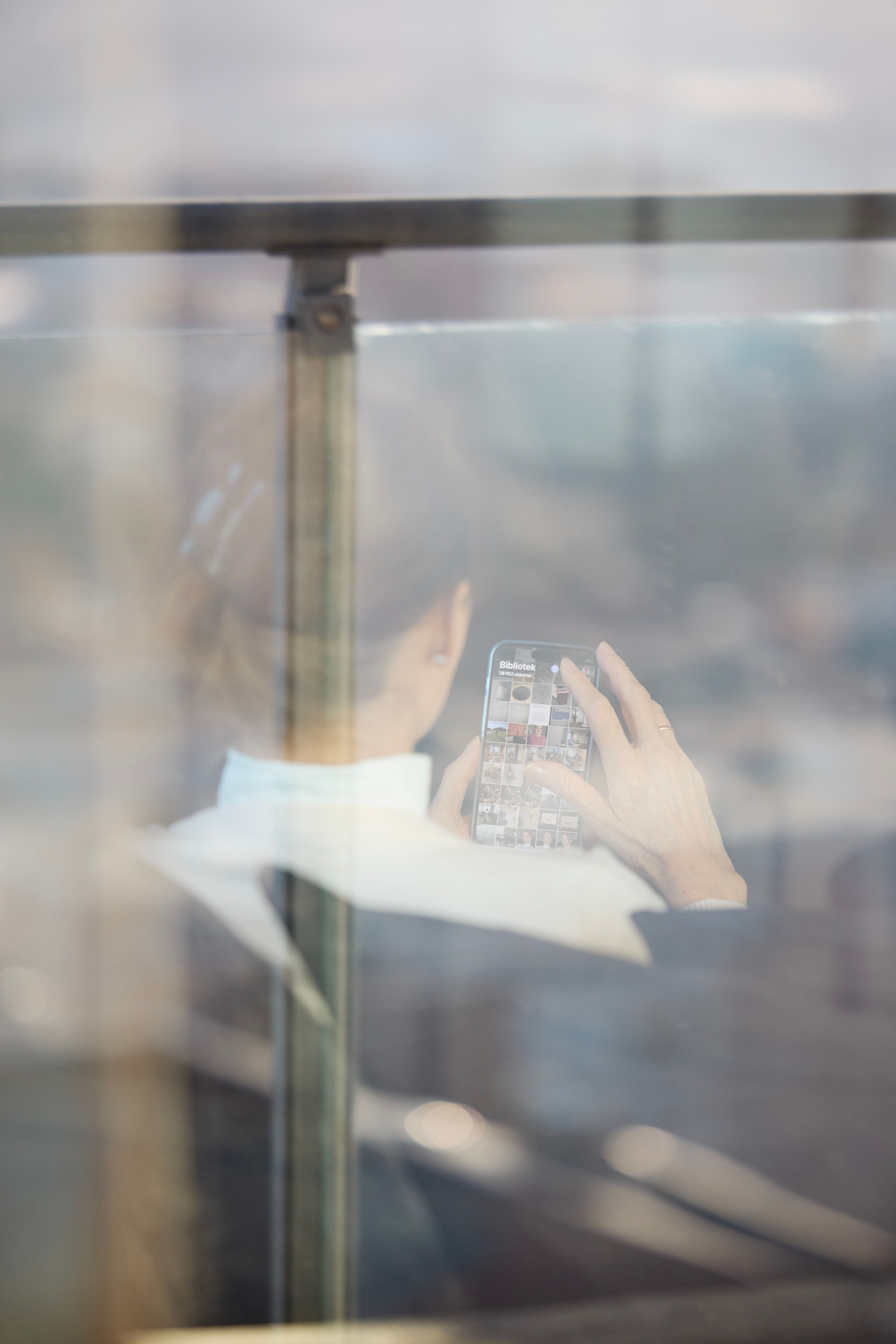 Styreleder i Grefsentoppen boligsameie, Ingunn Roald, ser på mobilen sin.
