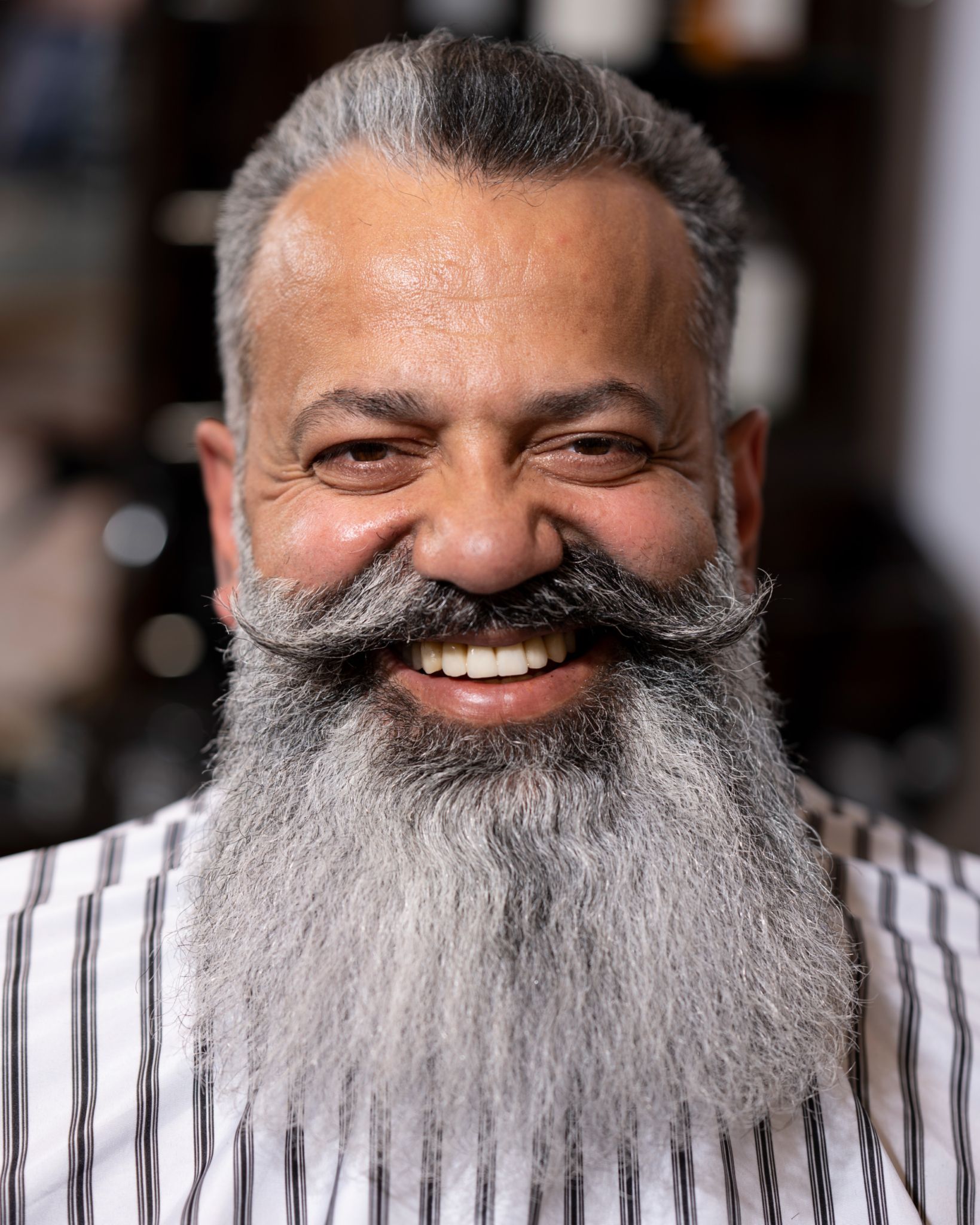 Shahram smiler til kamera