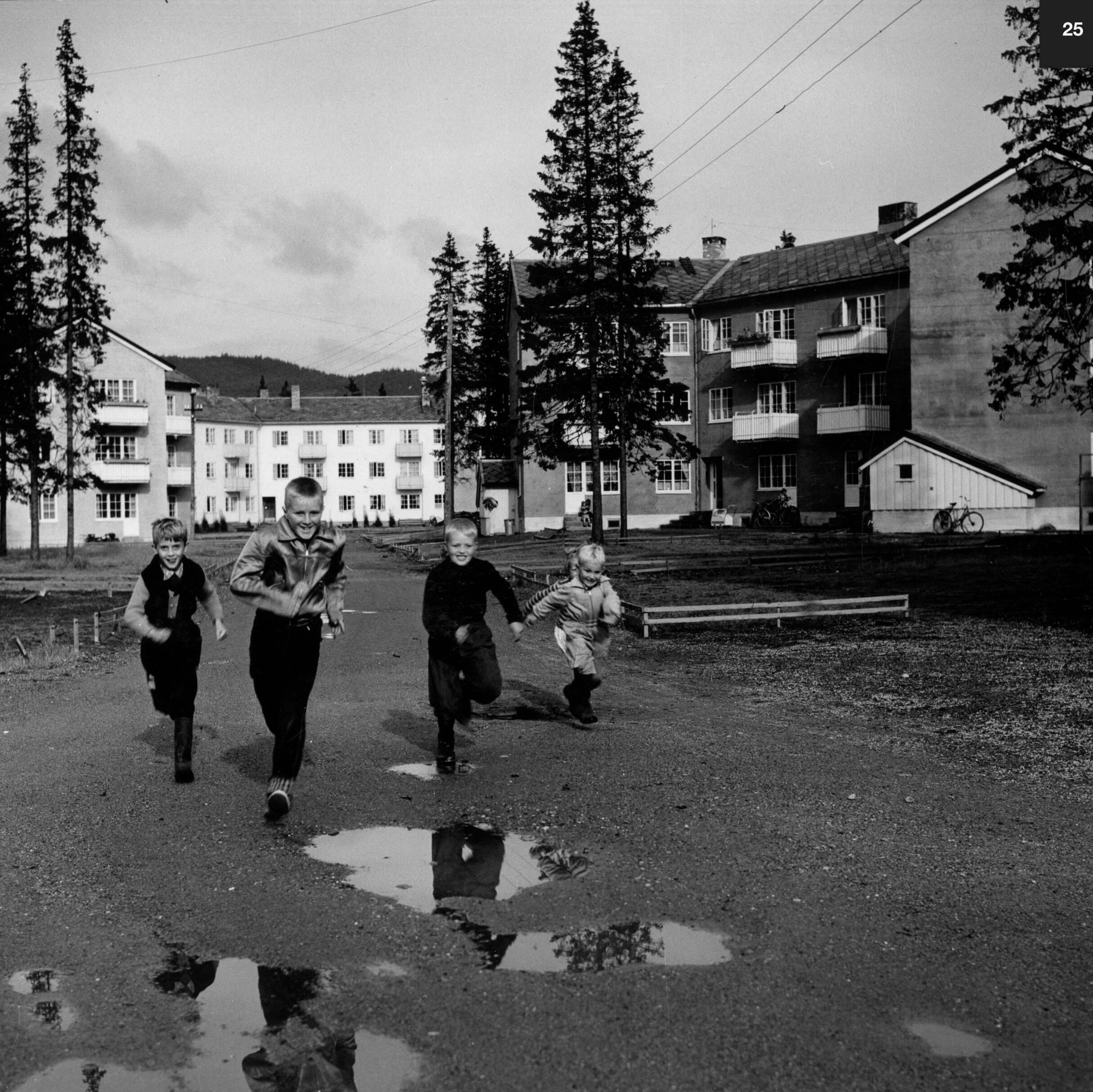 Historisk bilde av barn i Mo i Rana som løper ute i boligområdet