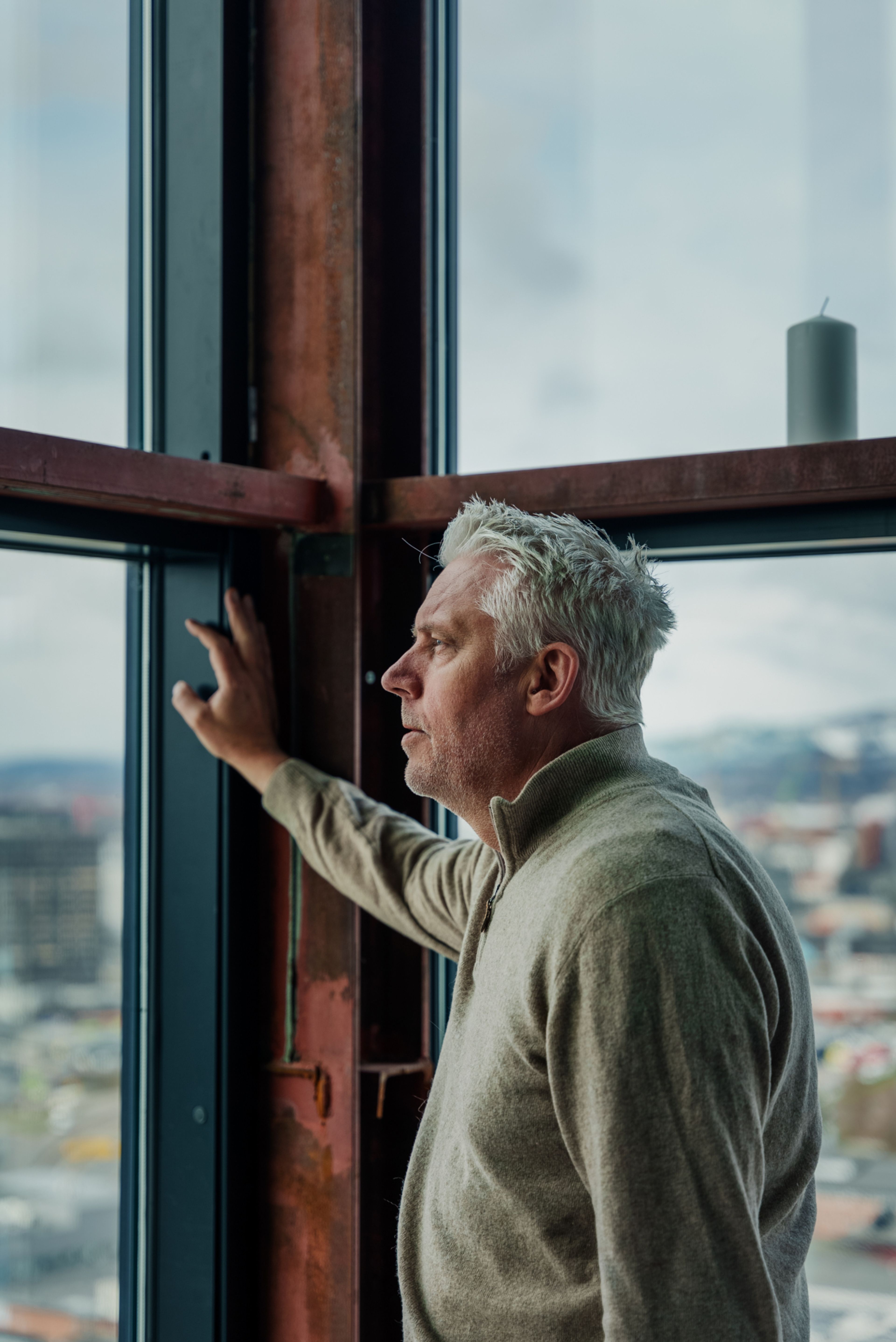 Daglig leder Tom Erik Jensen lener seg mot et vindu i Ulventårnet