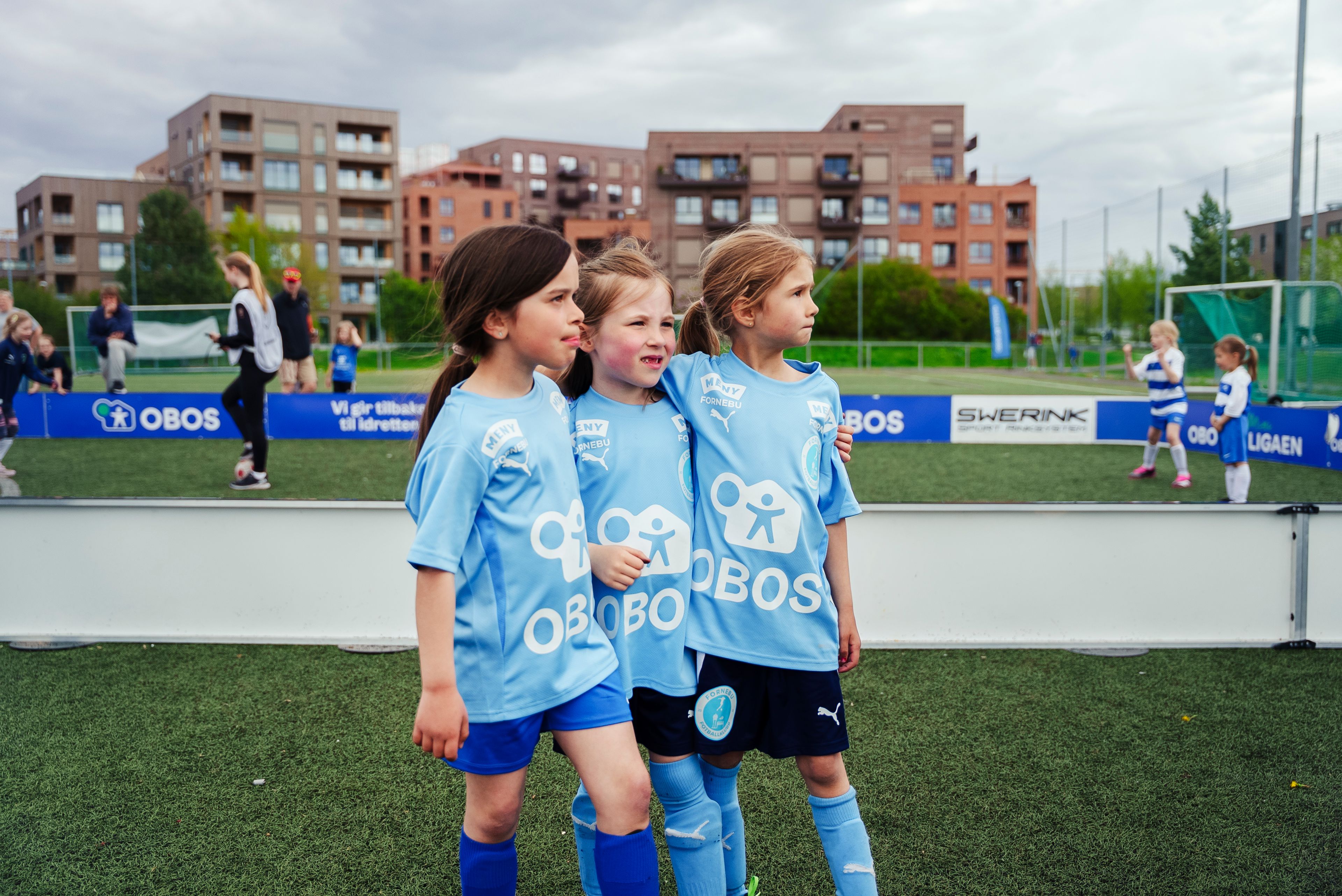 Novalie, Liv og Jenny holder rundt hverandre mens de går av banen.