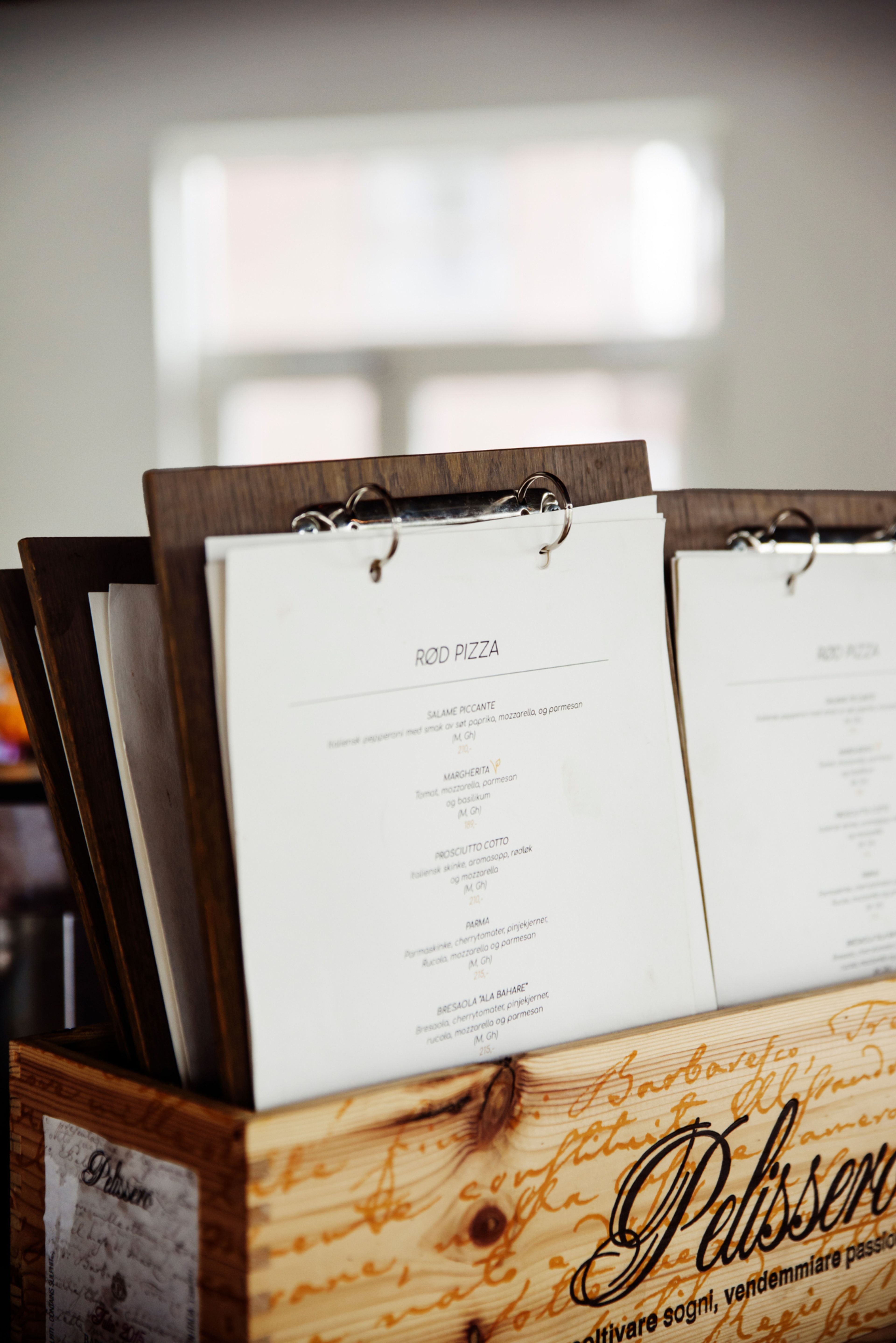 Bilde av menyer plassert i en pallkasse