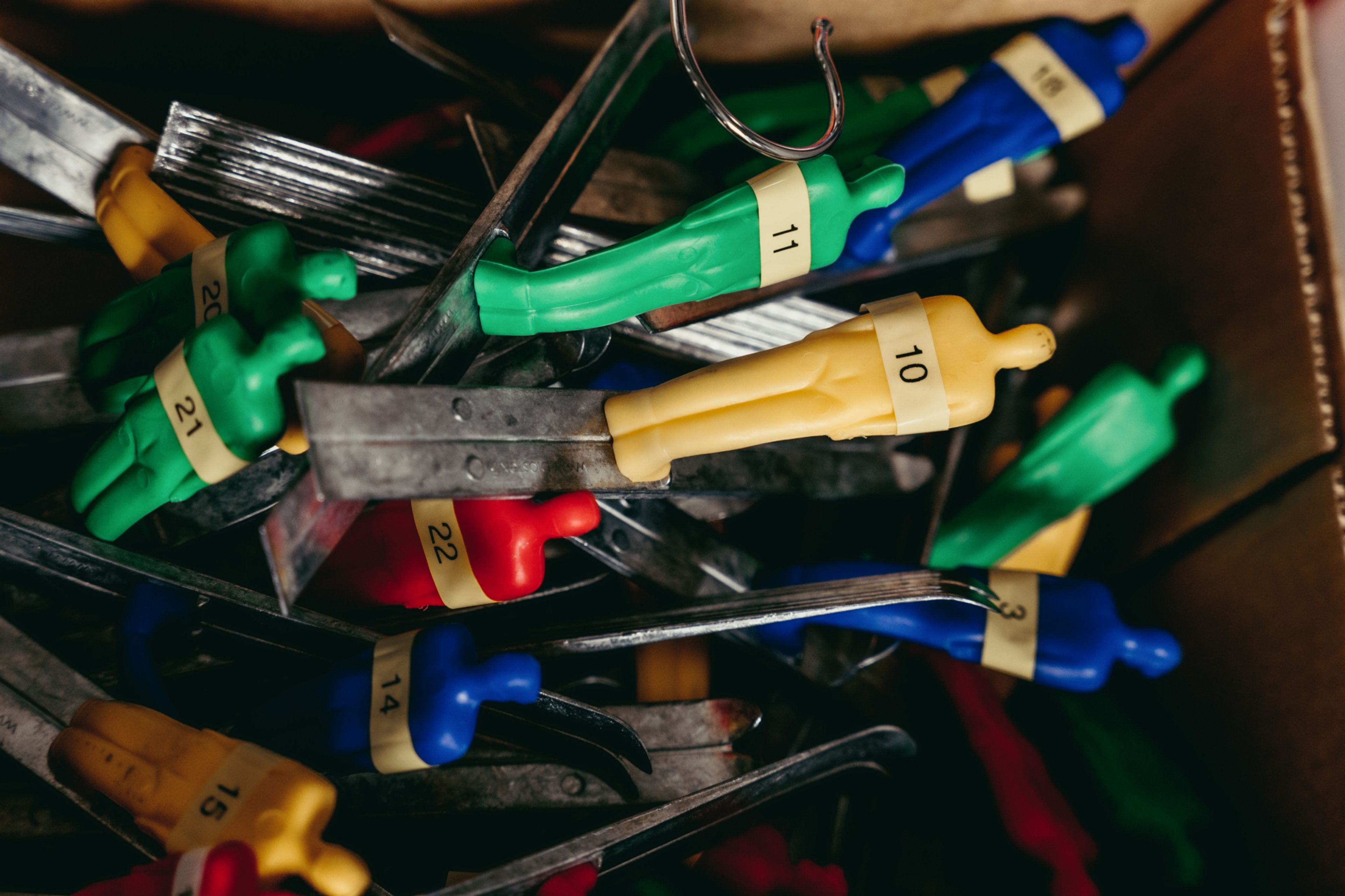 Foto av miniatyr-skihopperne i en eske.