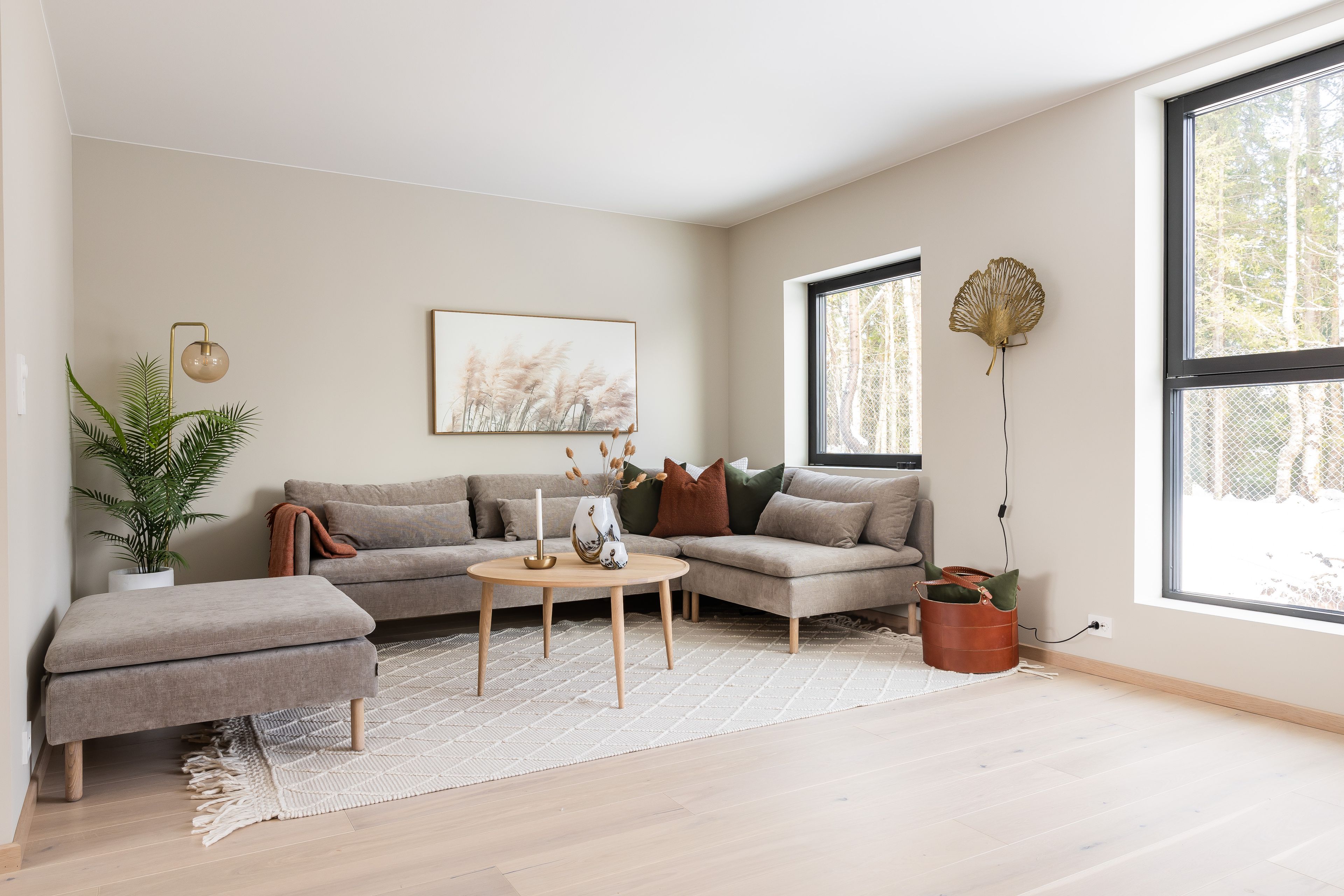 Foto av stor stue med hjørnesofa og sofabord.