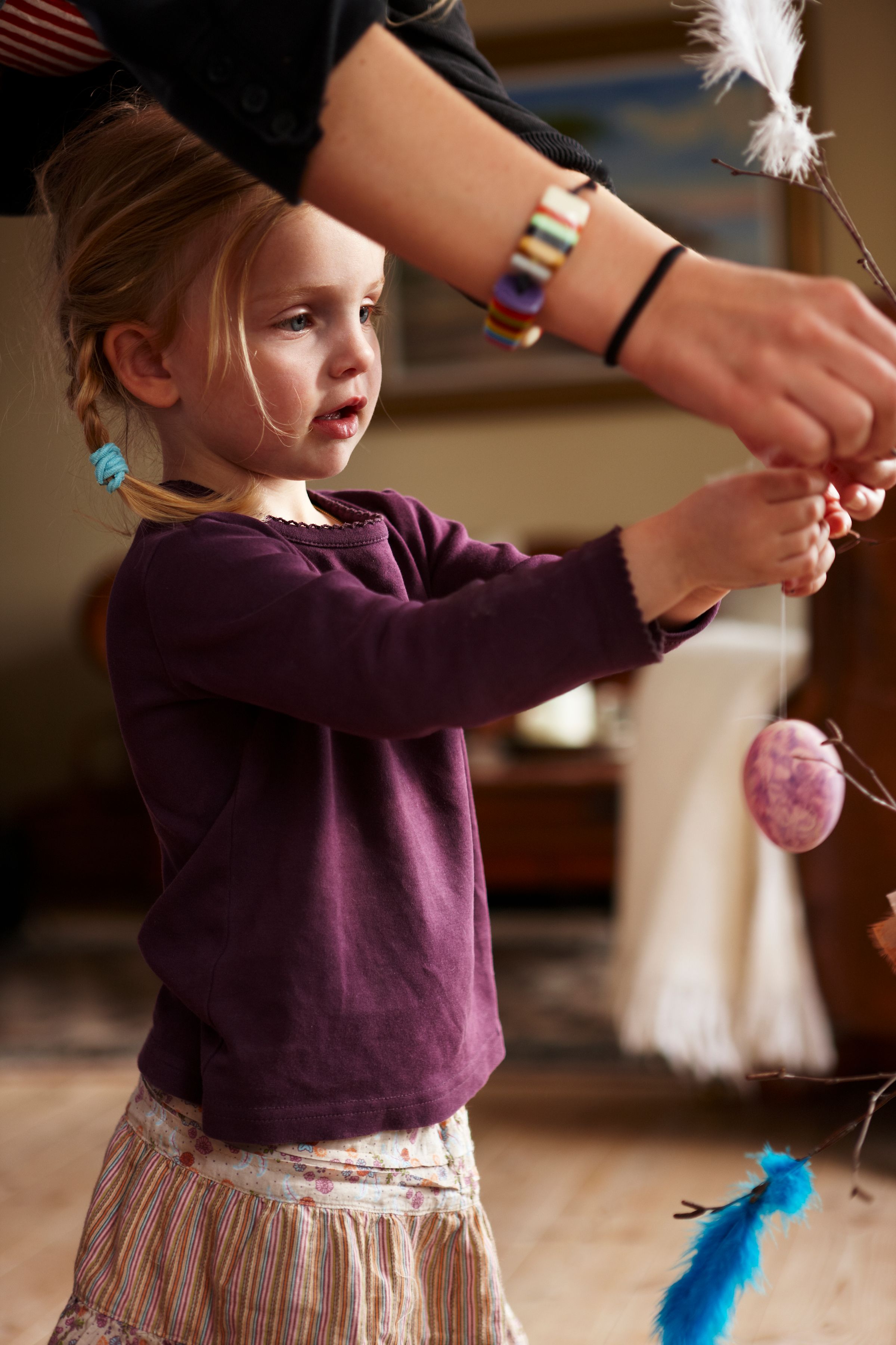 Bild på barn som påskpyntar