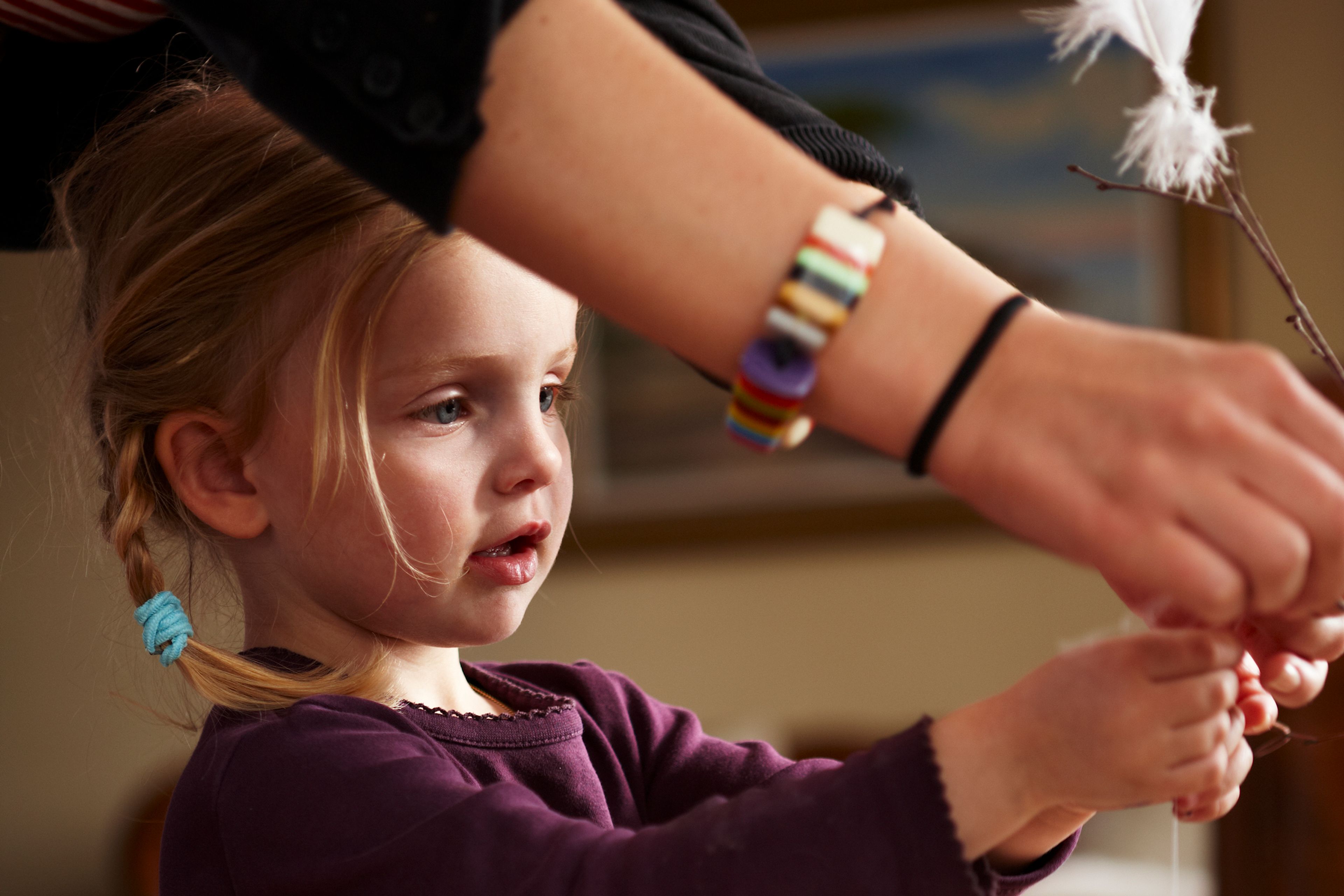 Bild på barn som påskpyntar