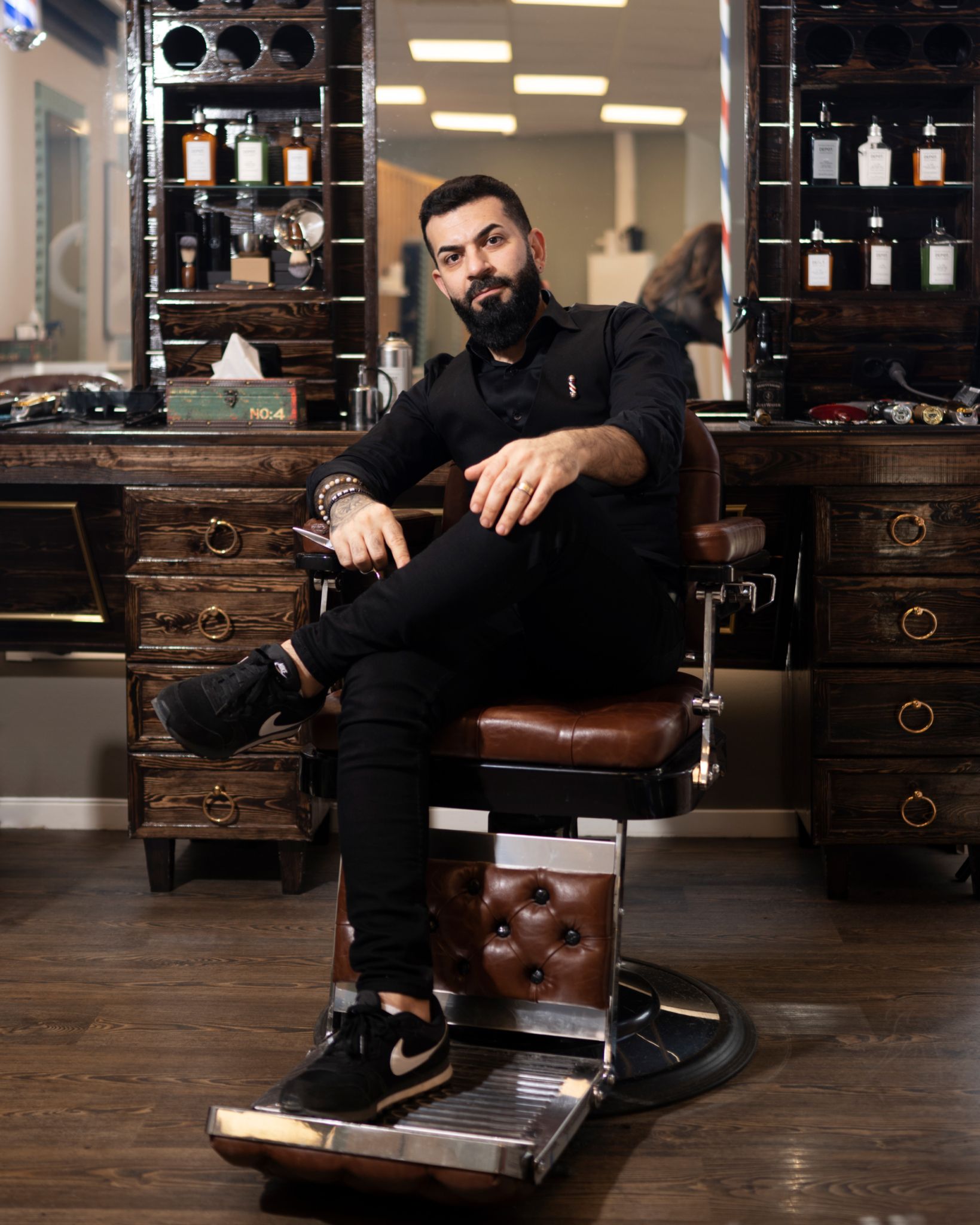 Karam, eier av Idol frisør, sitter i en stol