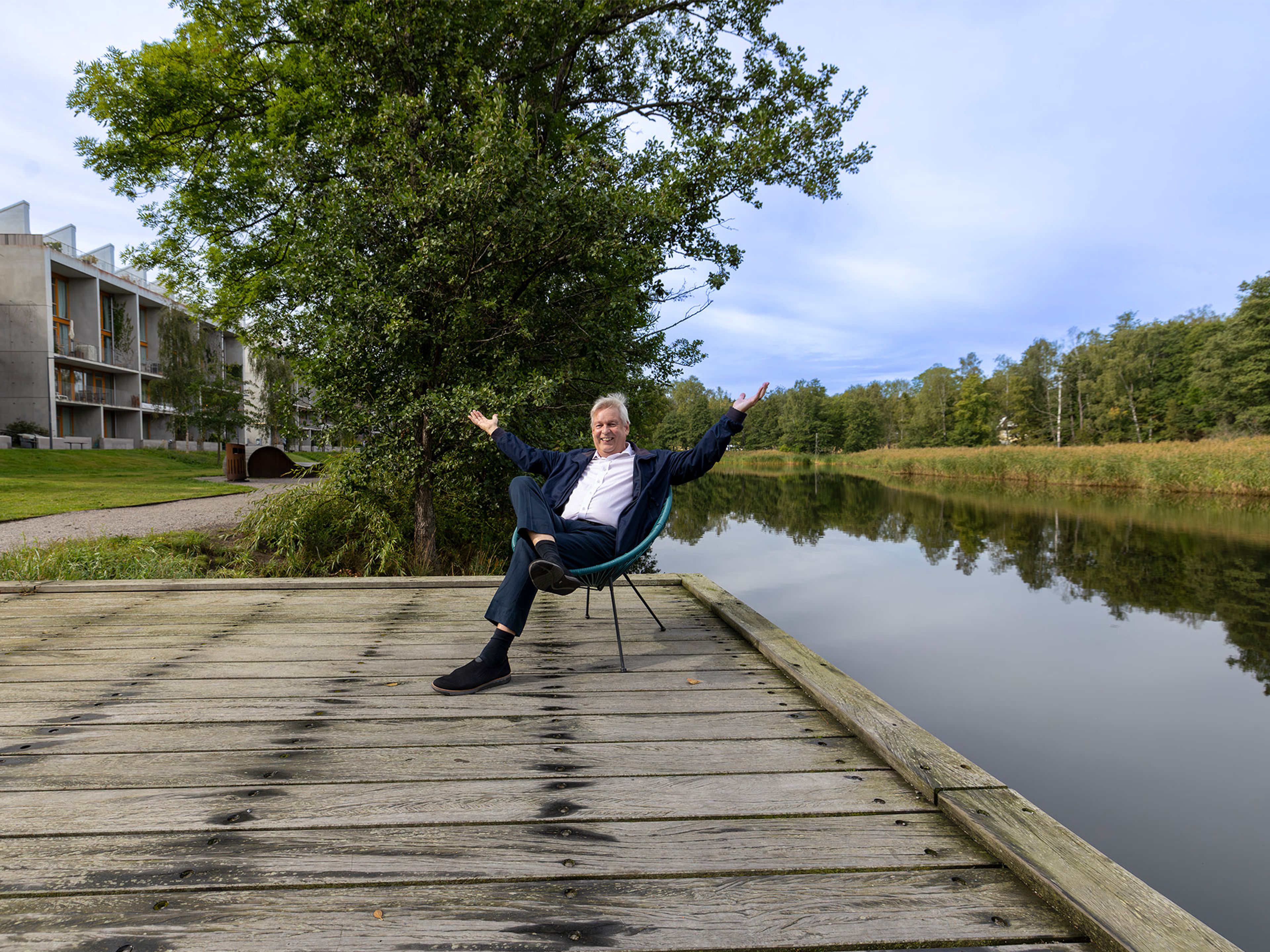 Mikael på bryggan nere vid ån