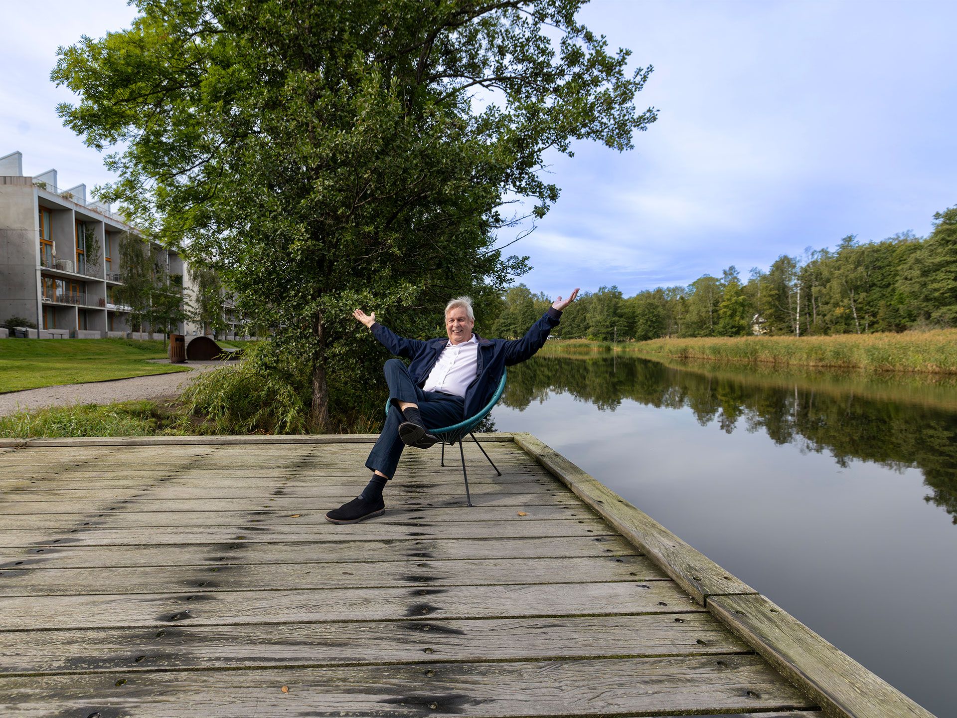 Mikael på bryggan nere vid ån