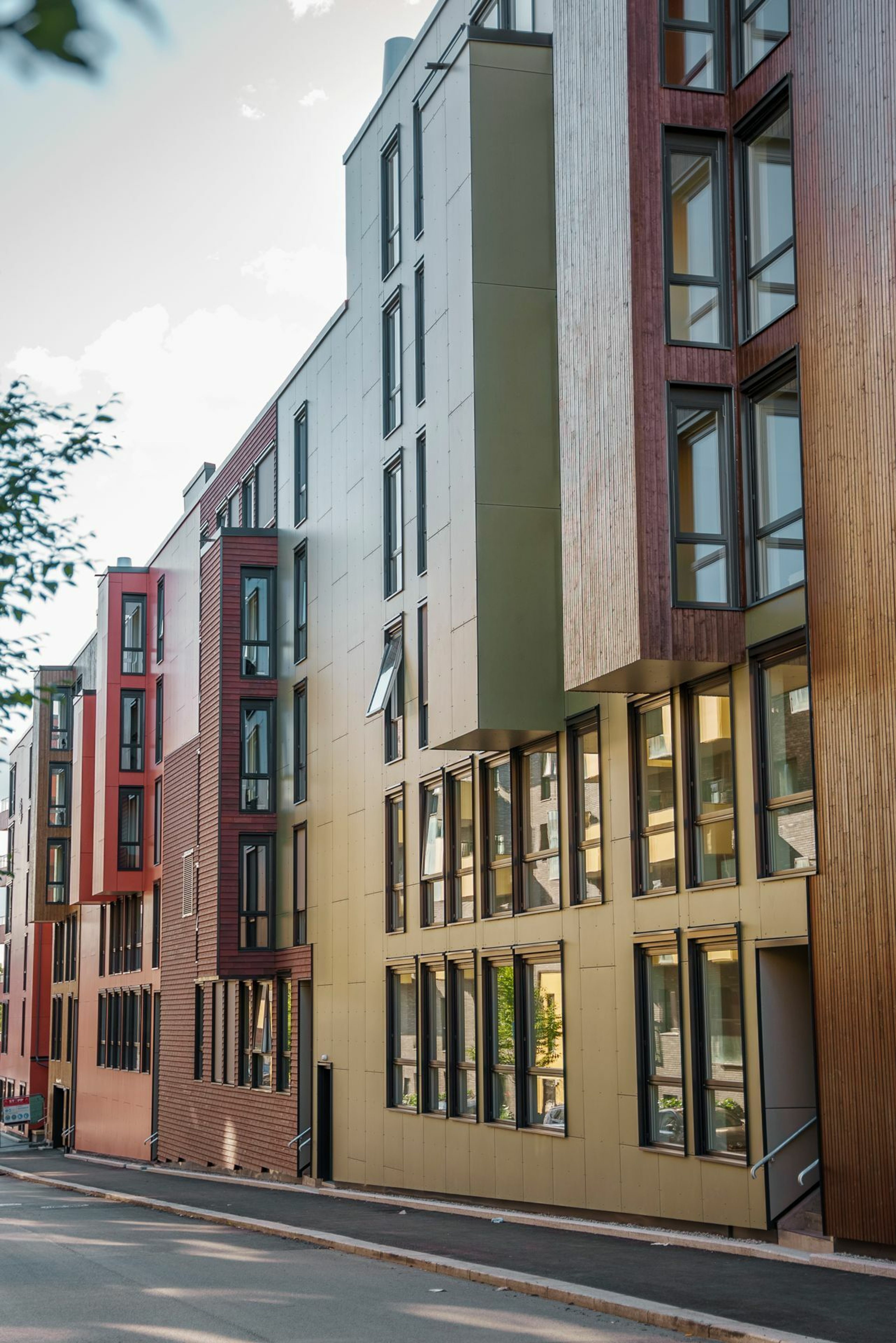 Bilde av den fargerike fasaden til boligprosjektet Lumanders hage