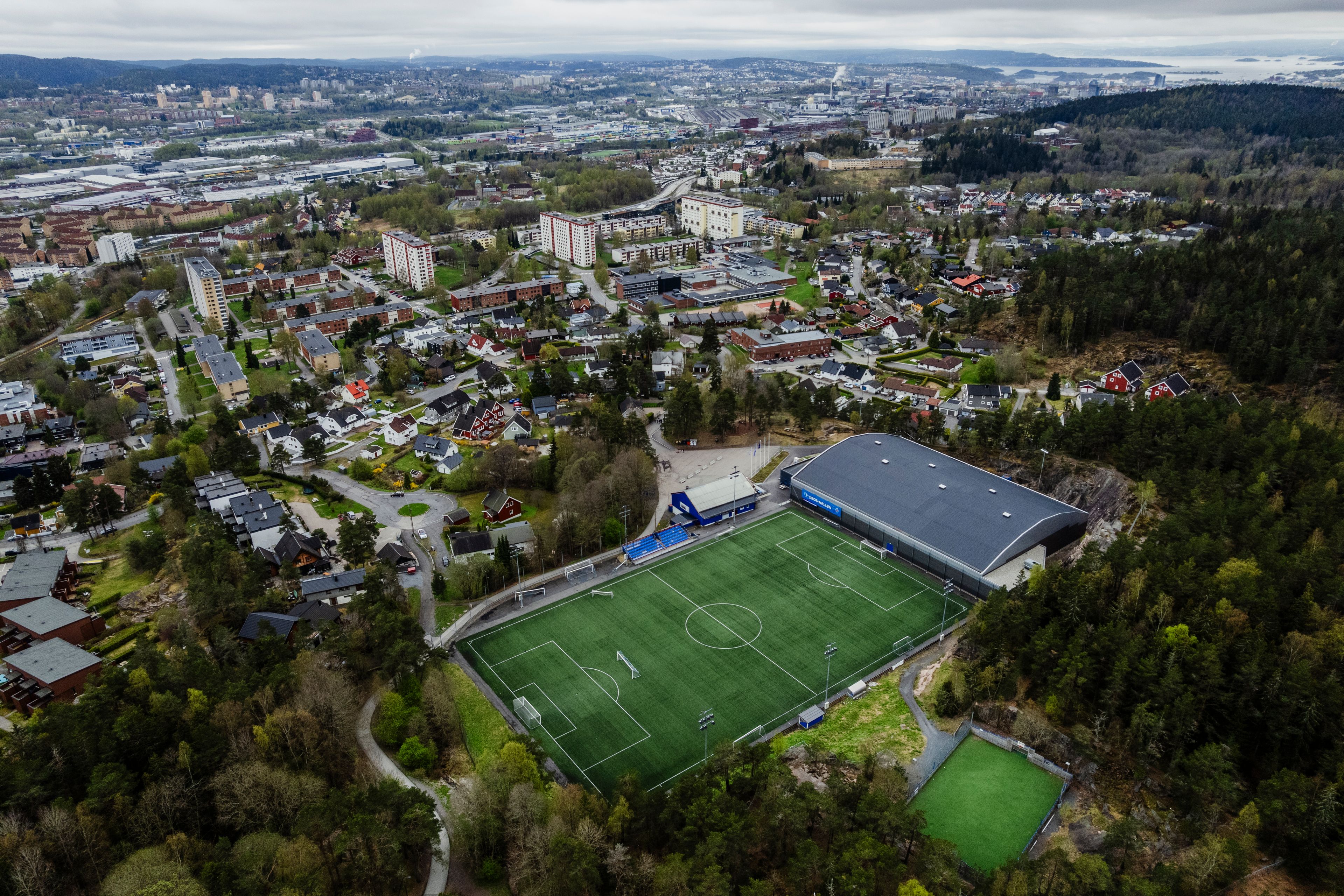 Foto av OBOS-hallen og tilhørende fotballbane, sett ovenfra, med Rødtvet og Ammerud i bakgrunnen.