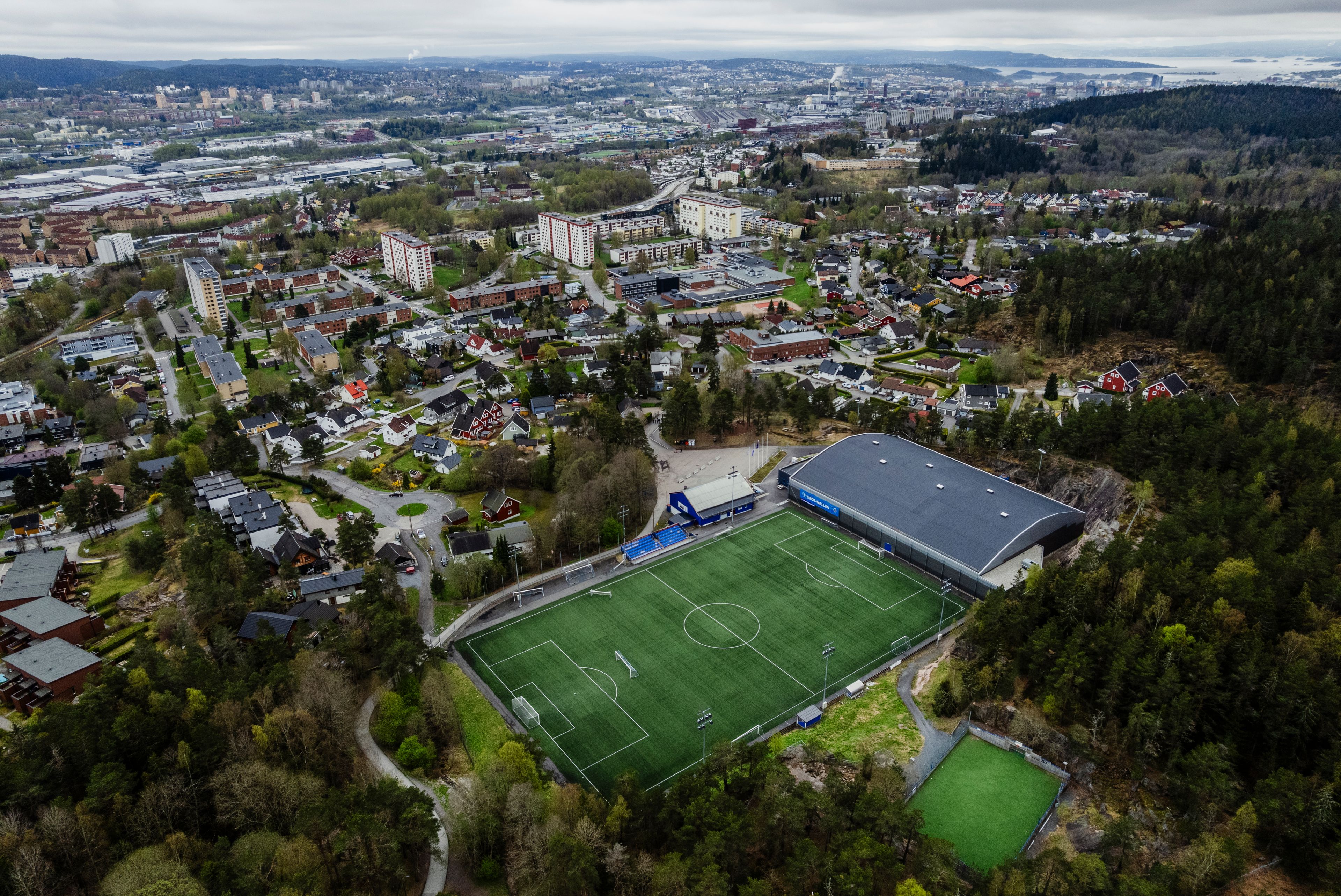 Foto av OBOS-hallen og tilhørende fotballbane, sett ovenfra, med Rødtvet og Ammerud i bakgrunnen.
