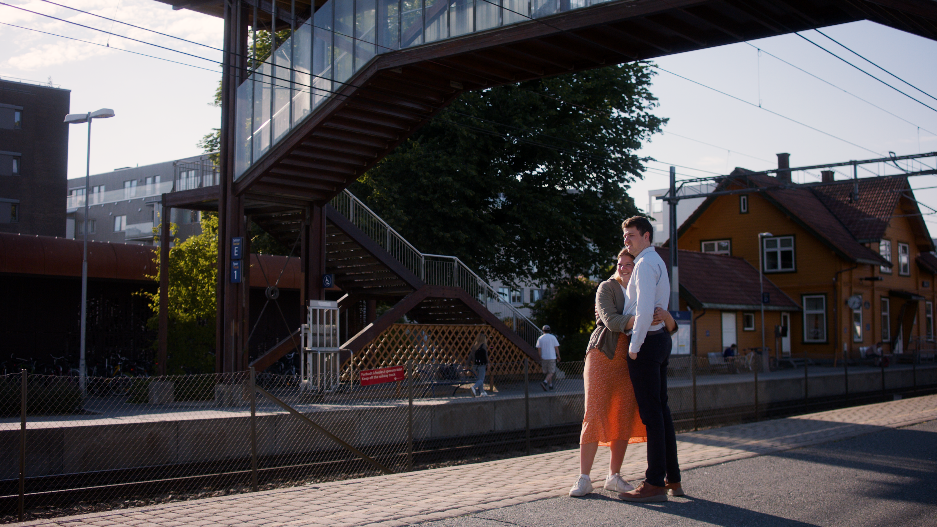 Martine og Jack klemmer på togstasjonen i Ås.