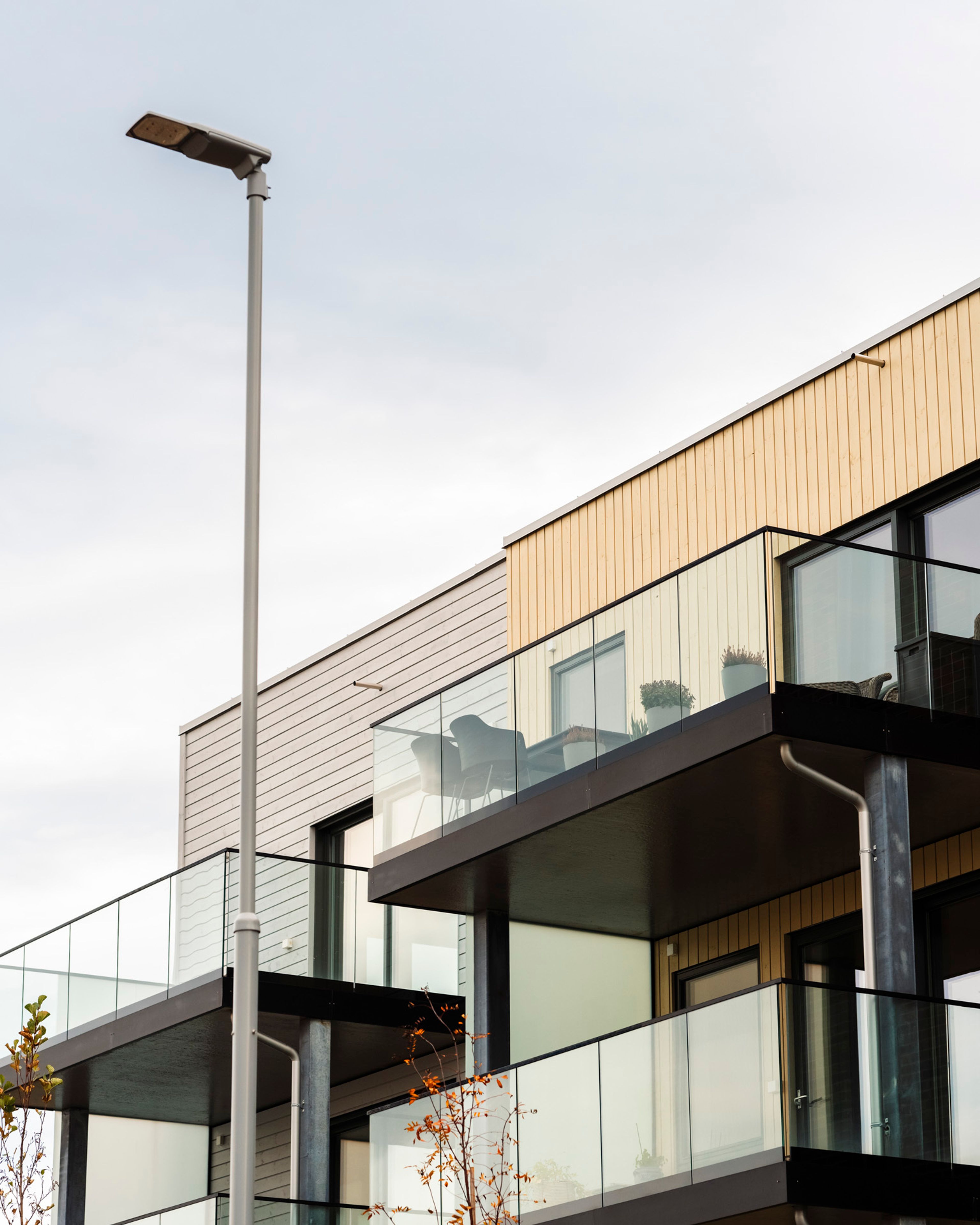 Foto av fasade på leiligheter med balkong i OBOS Block Watne-prosjektet Lysløypa