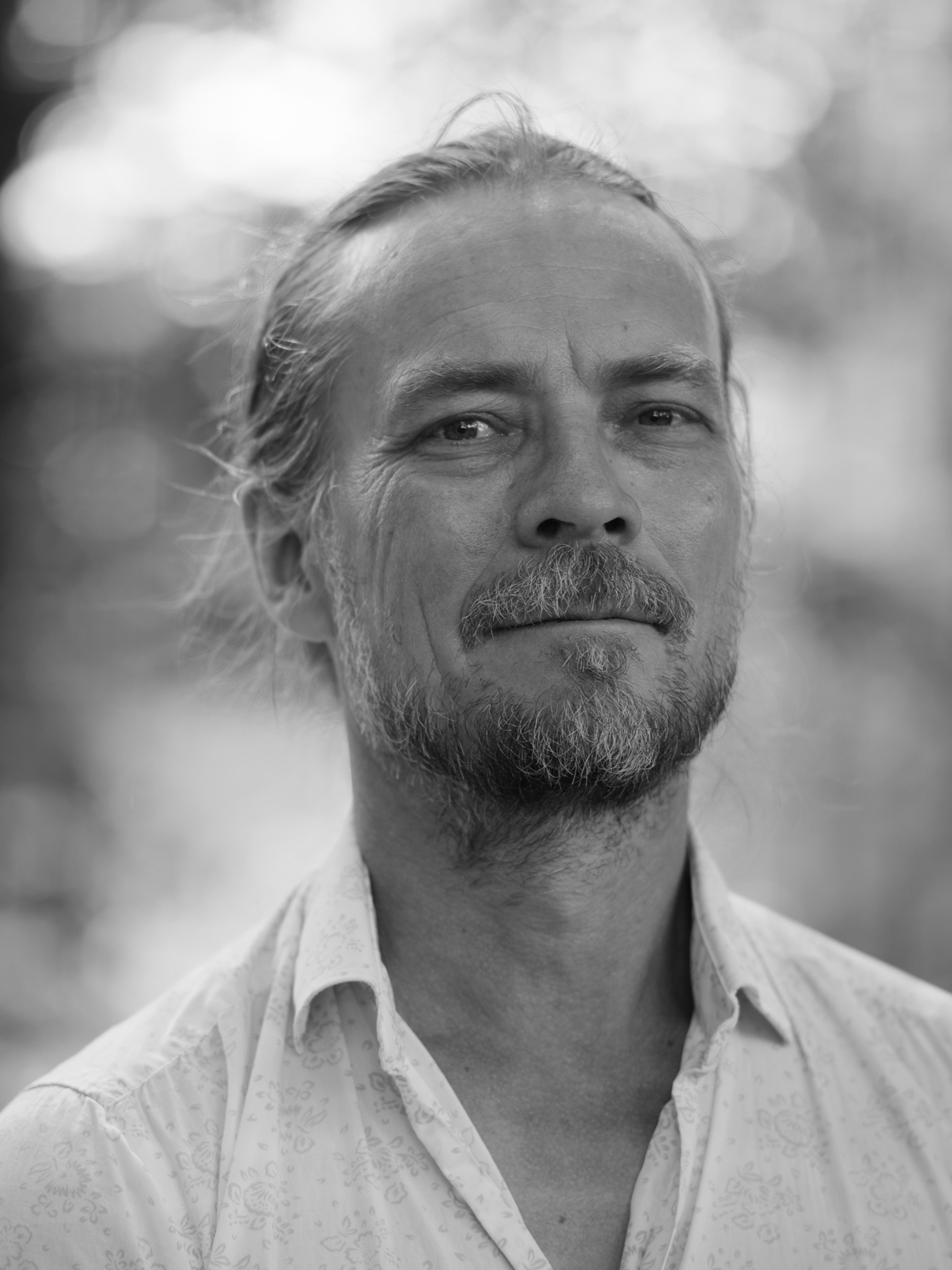 Et svart/hvitt nærbilde av Peder Kjøs