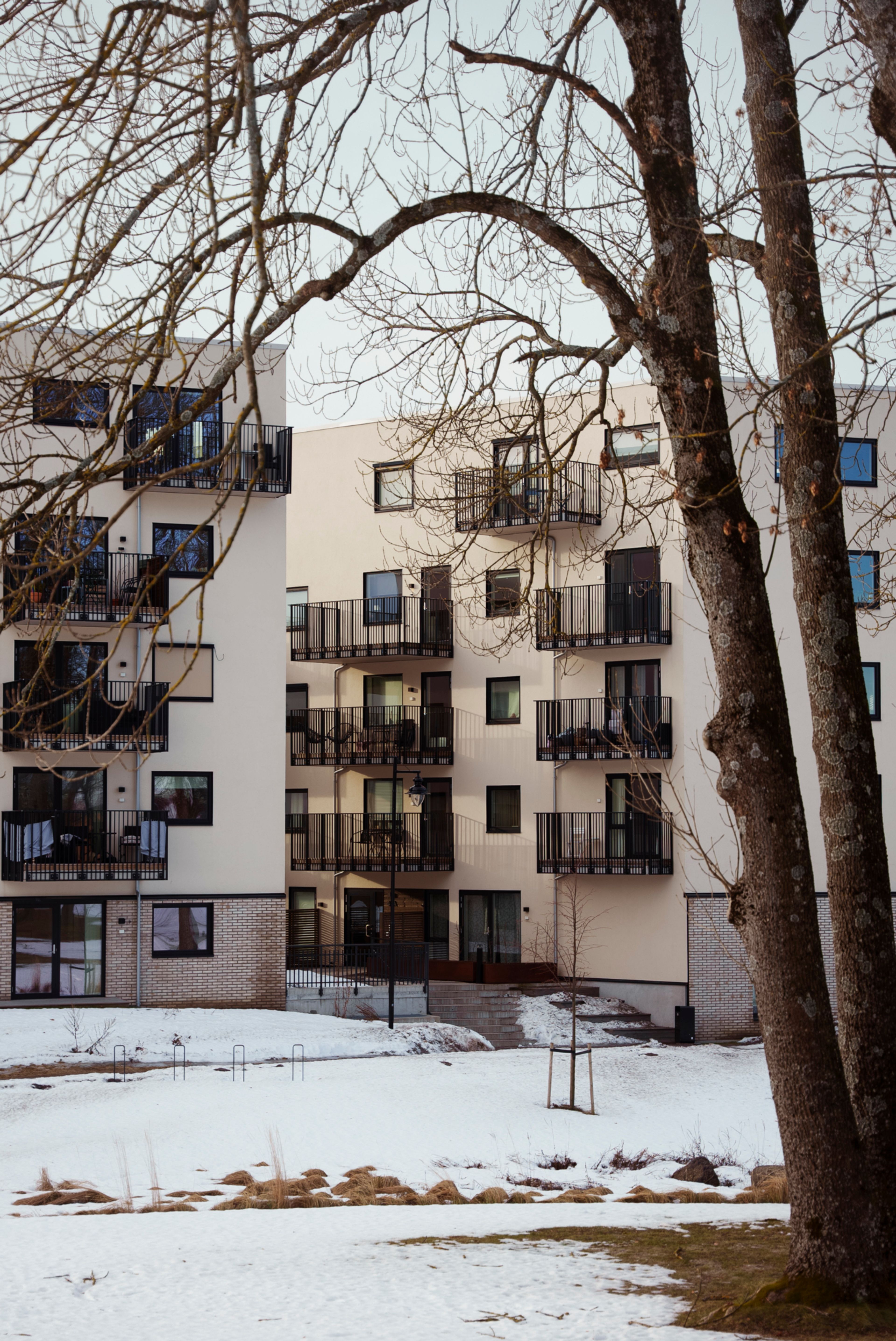 Uteområdene til Teieparken med snø på dagtid.