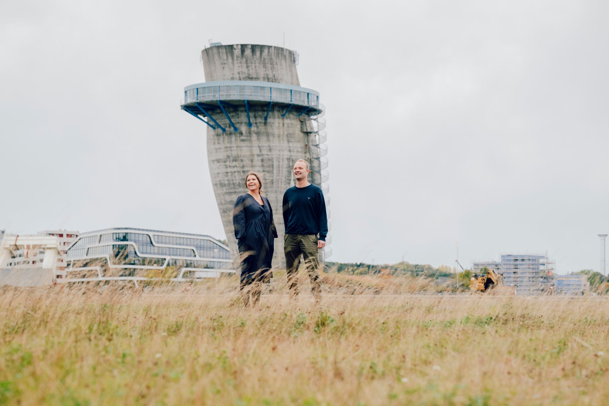Foto av Espen og Hilde foran skråtårnet på Odden i Hinna Park.