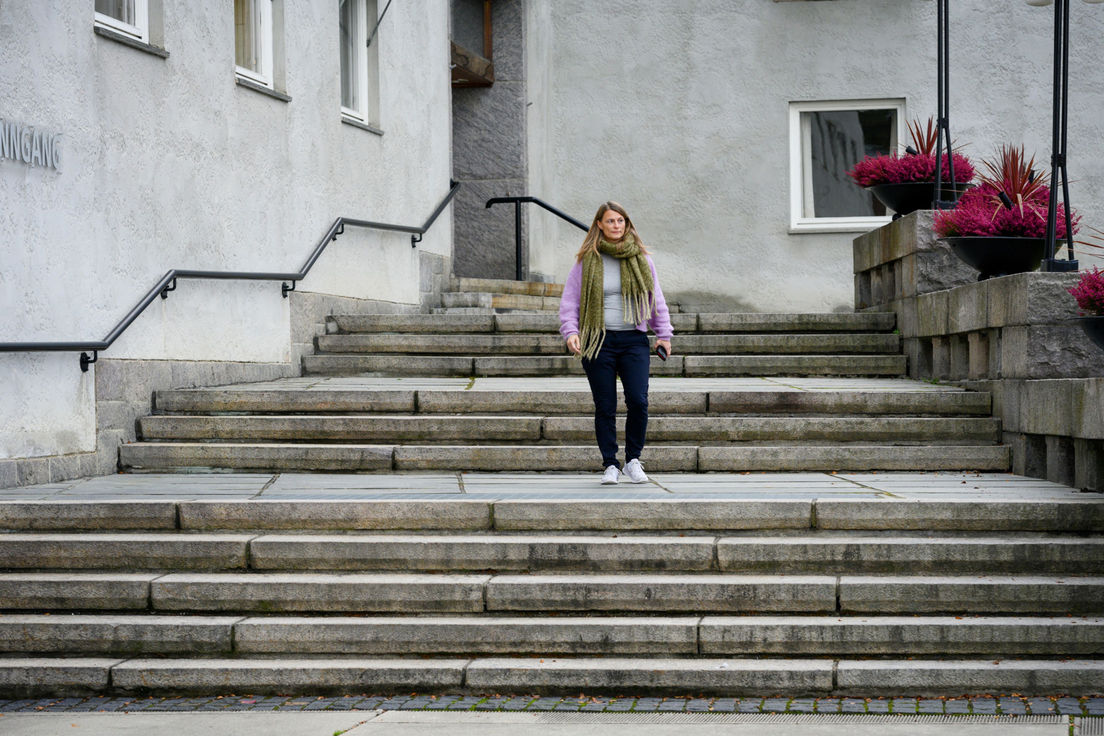 Rådgiver for velferdsteknologi i Elverum kommune, Åshild Sæther Engen, går ned trappene utenfor rådhuset i Elverum.