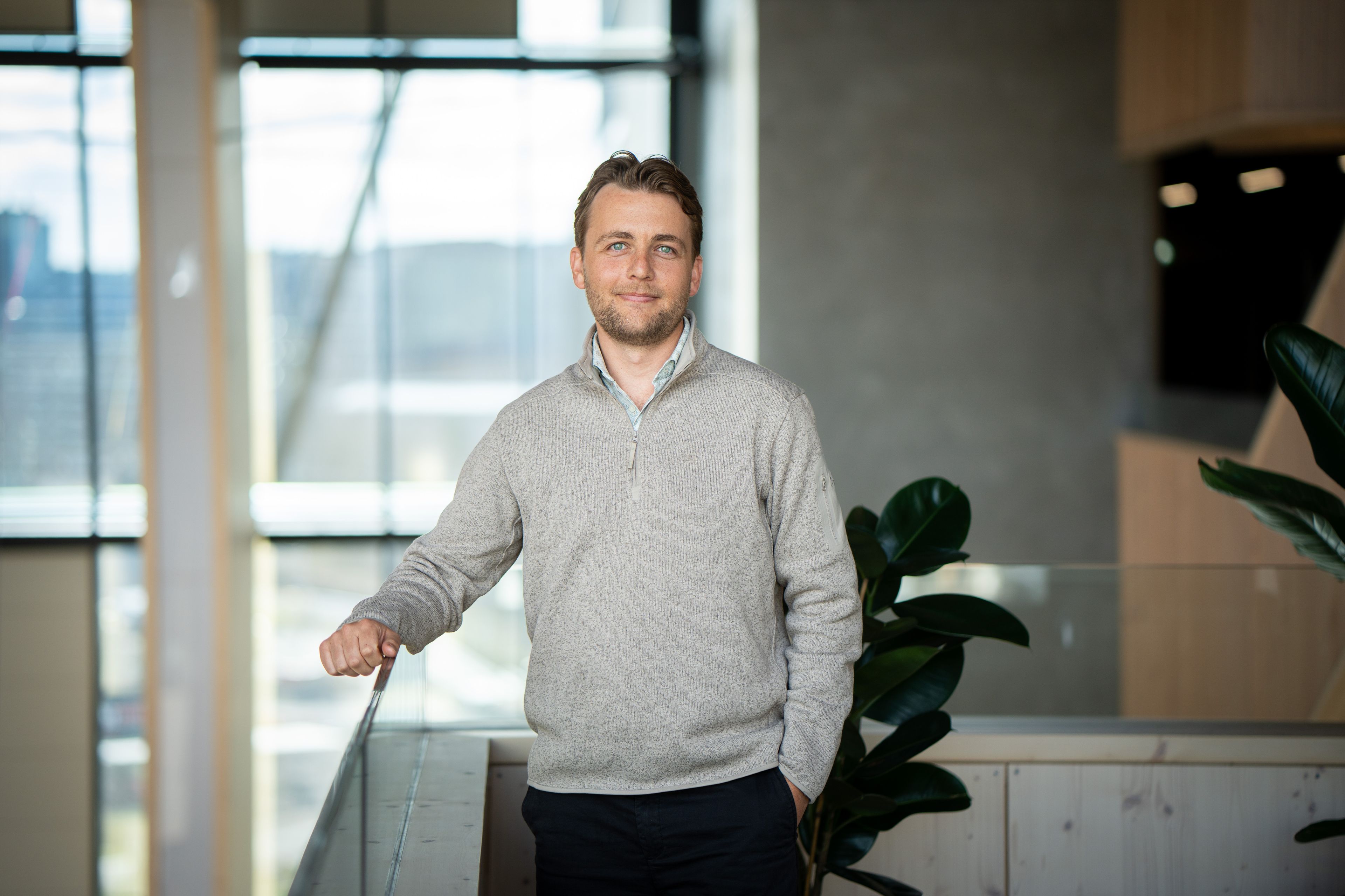 En smilende Per Kristian Høybråten i bankens kontorlokaler
