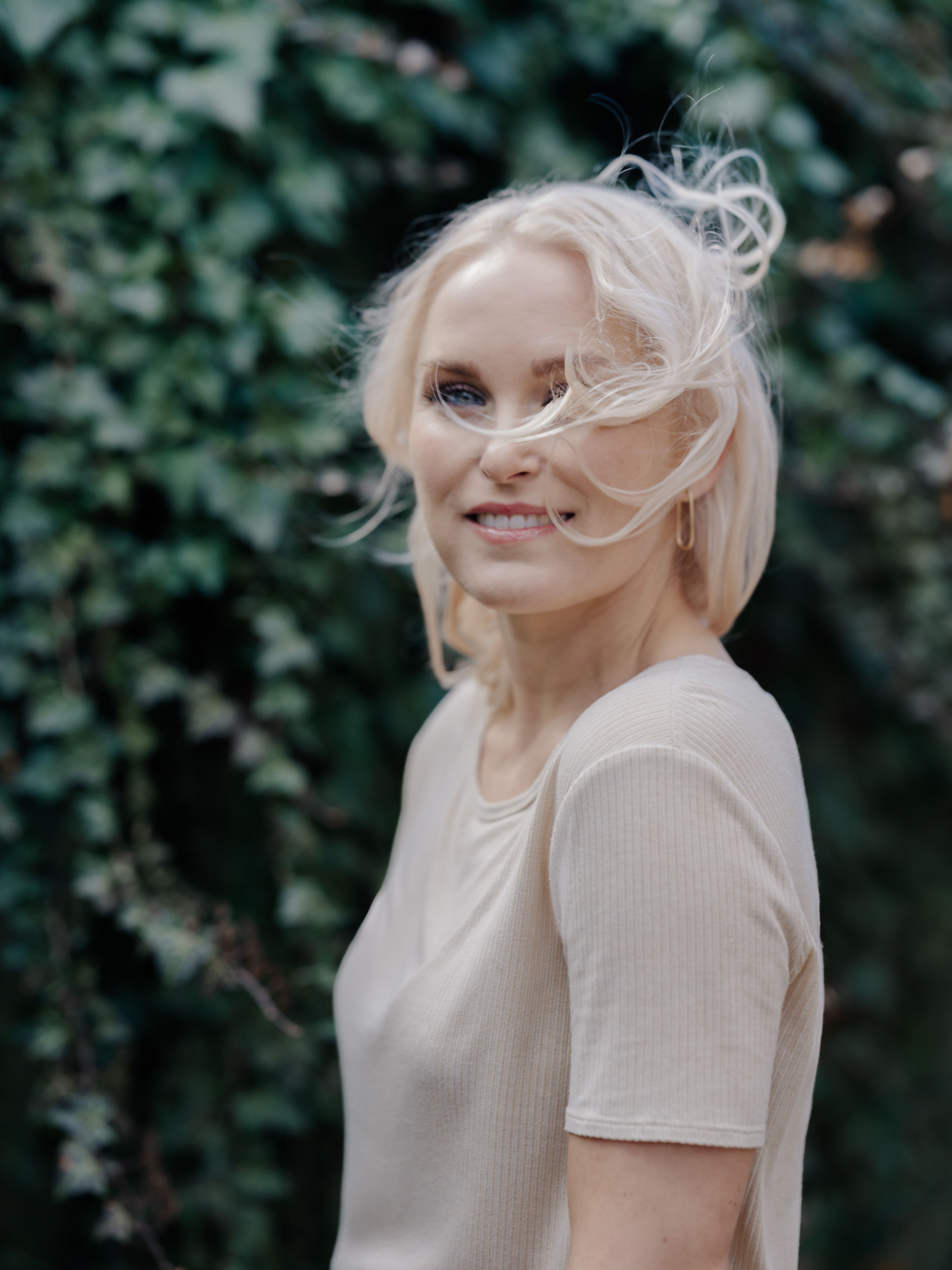 Portrett av Eva Weel Skram som har vind i håret.